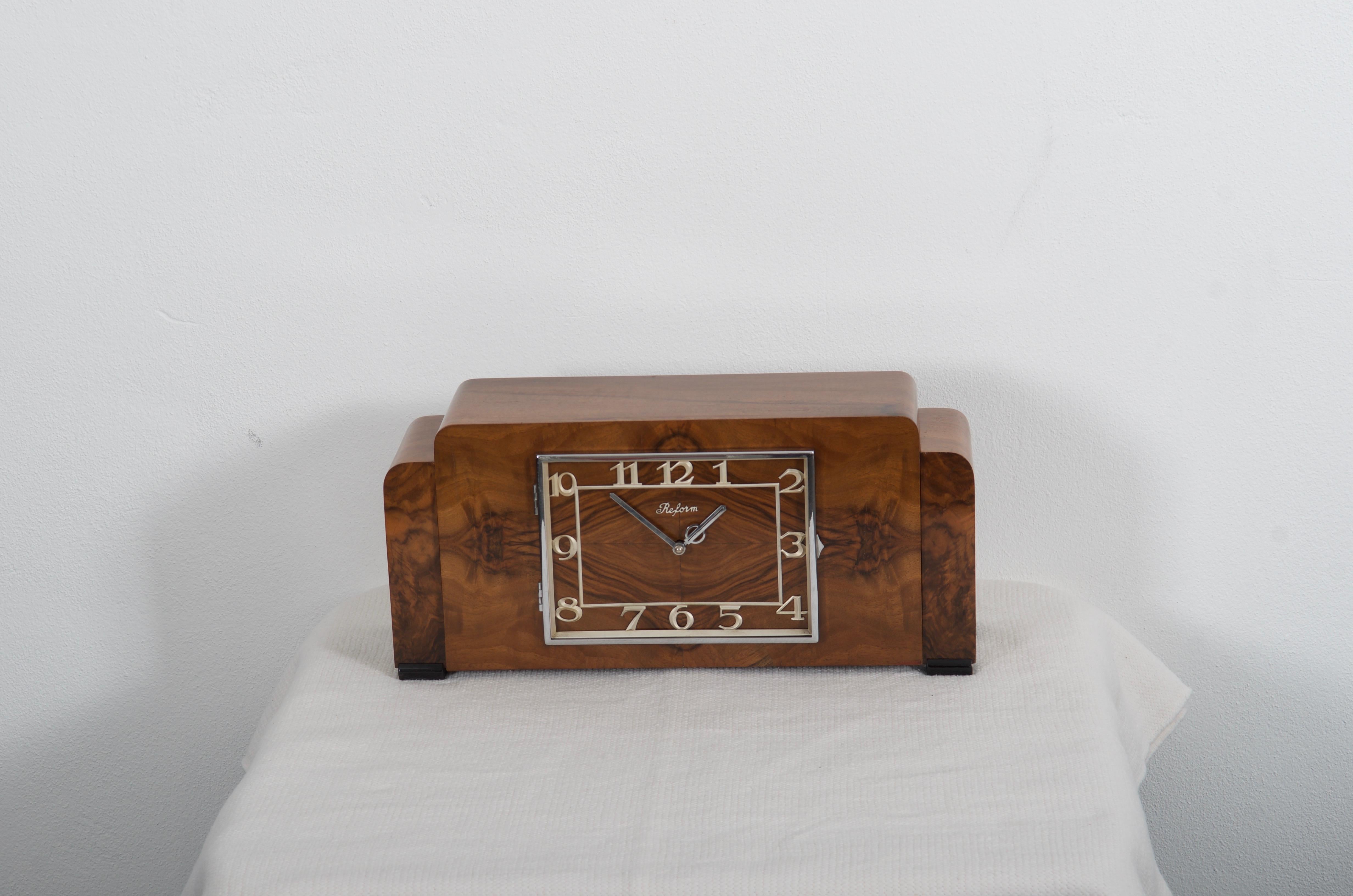 Softwood covered with a walnut veneer made in Germany in the 1930s. 
Fully restored with battery movement.
  