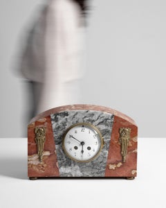Horloge de cheminée Art déco, marbre français et laiton, élégant design des années 1920