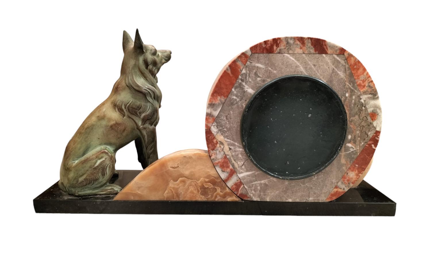 Art-Deco Mantel Clock in Marble and with a Wolf Statue in Bronze Patina For Sale 2