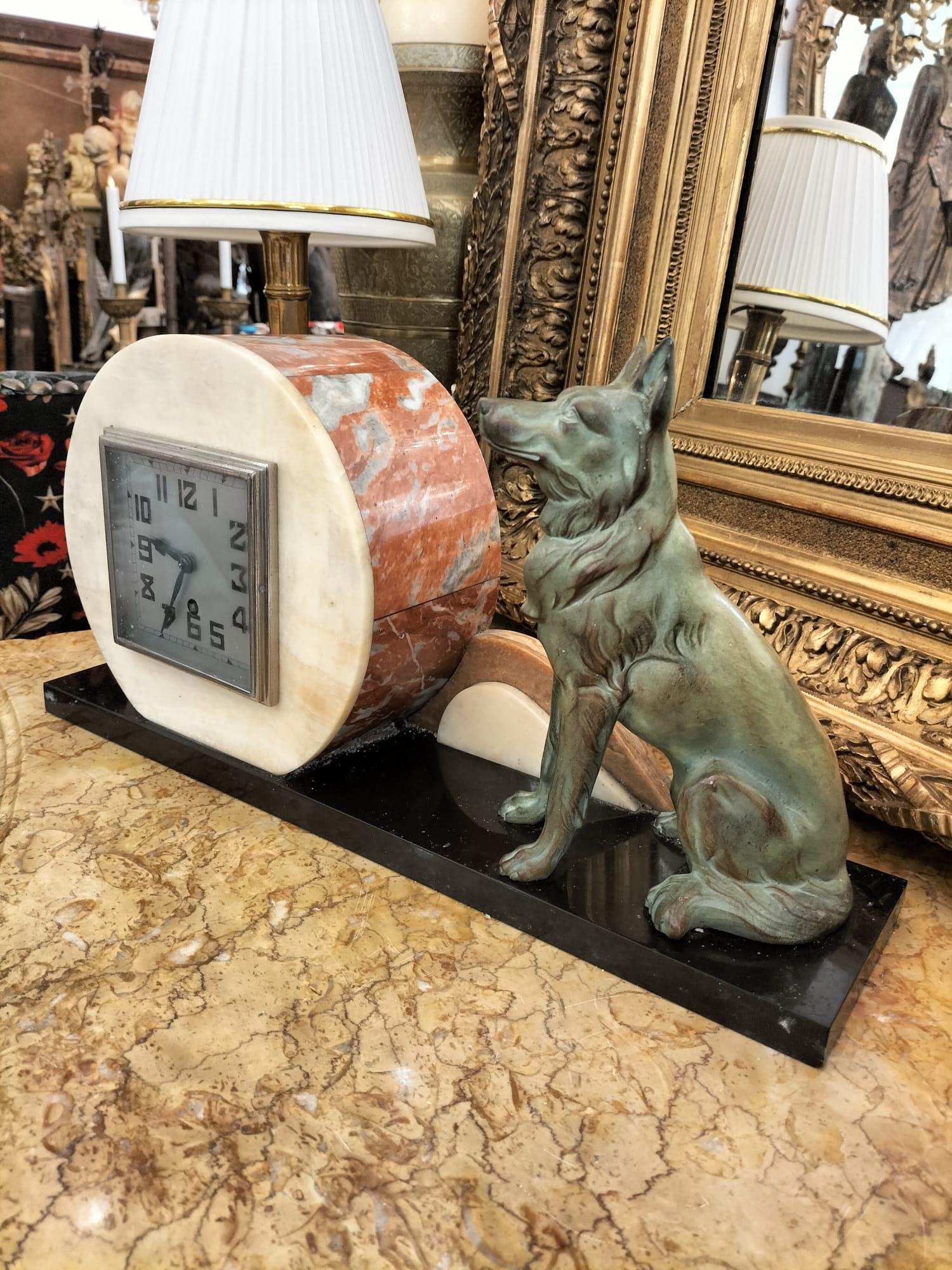 Art Deco Art-Deco Mantel Clock in Marble and with a Wolf Statue in Bronze Patina For Sale