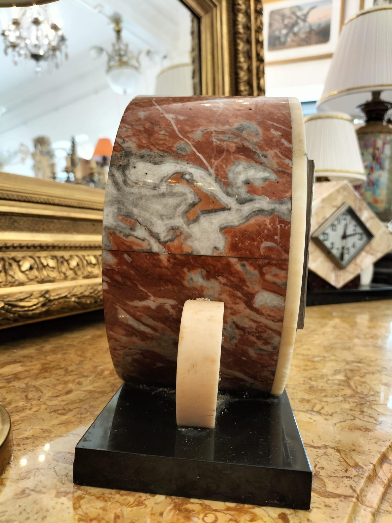French Art-Deco Mantel Clock in Marble and with a Wolf Statue in Bronze Patina For Sale
