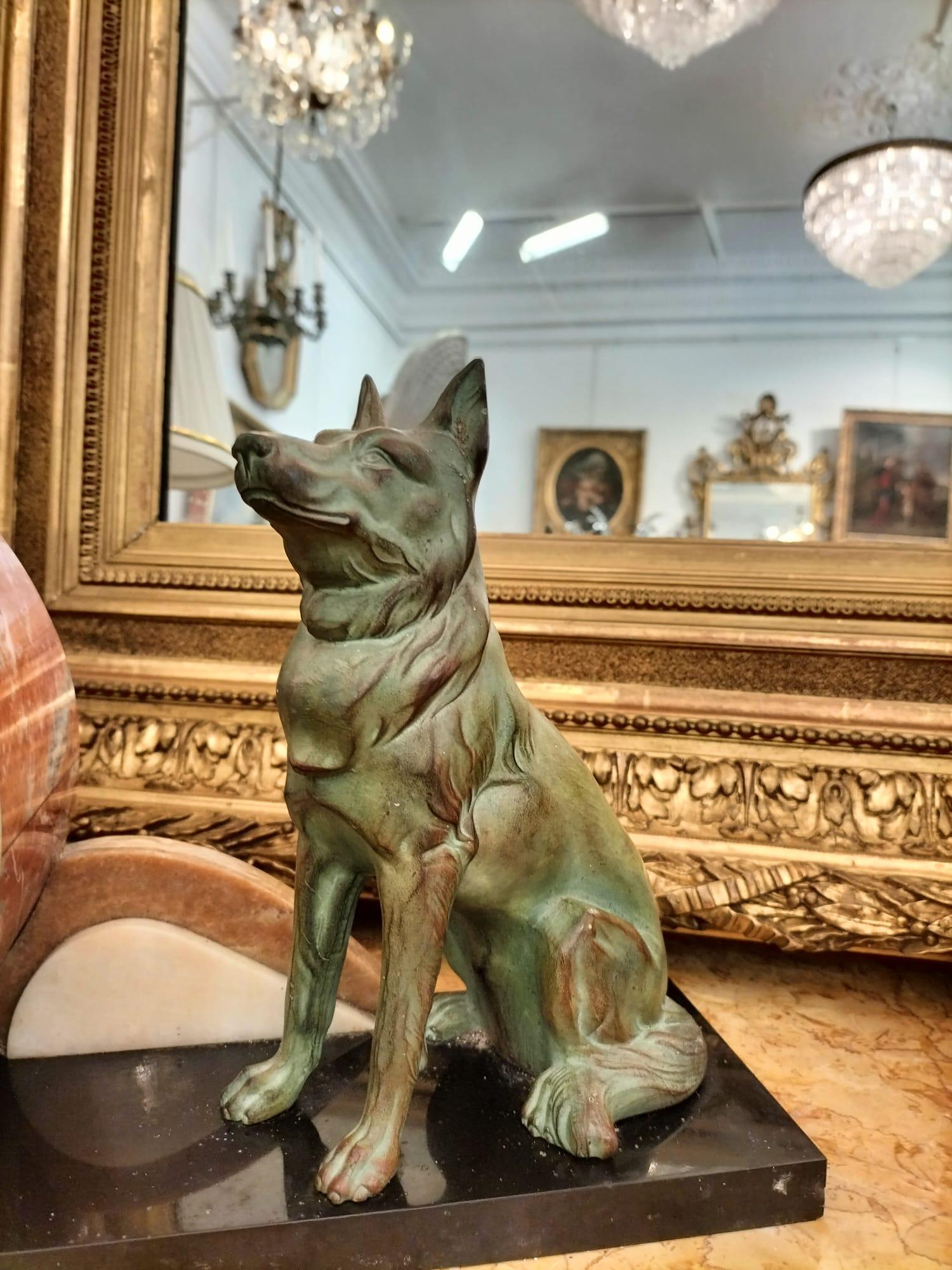 Patinated Art-Deco Mantel Clock in Marble and with a Wolf Statue in Bronze Patina For Sale