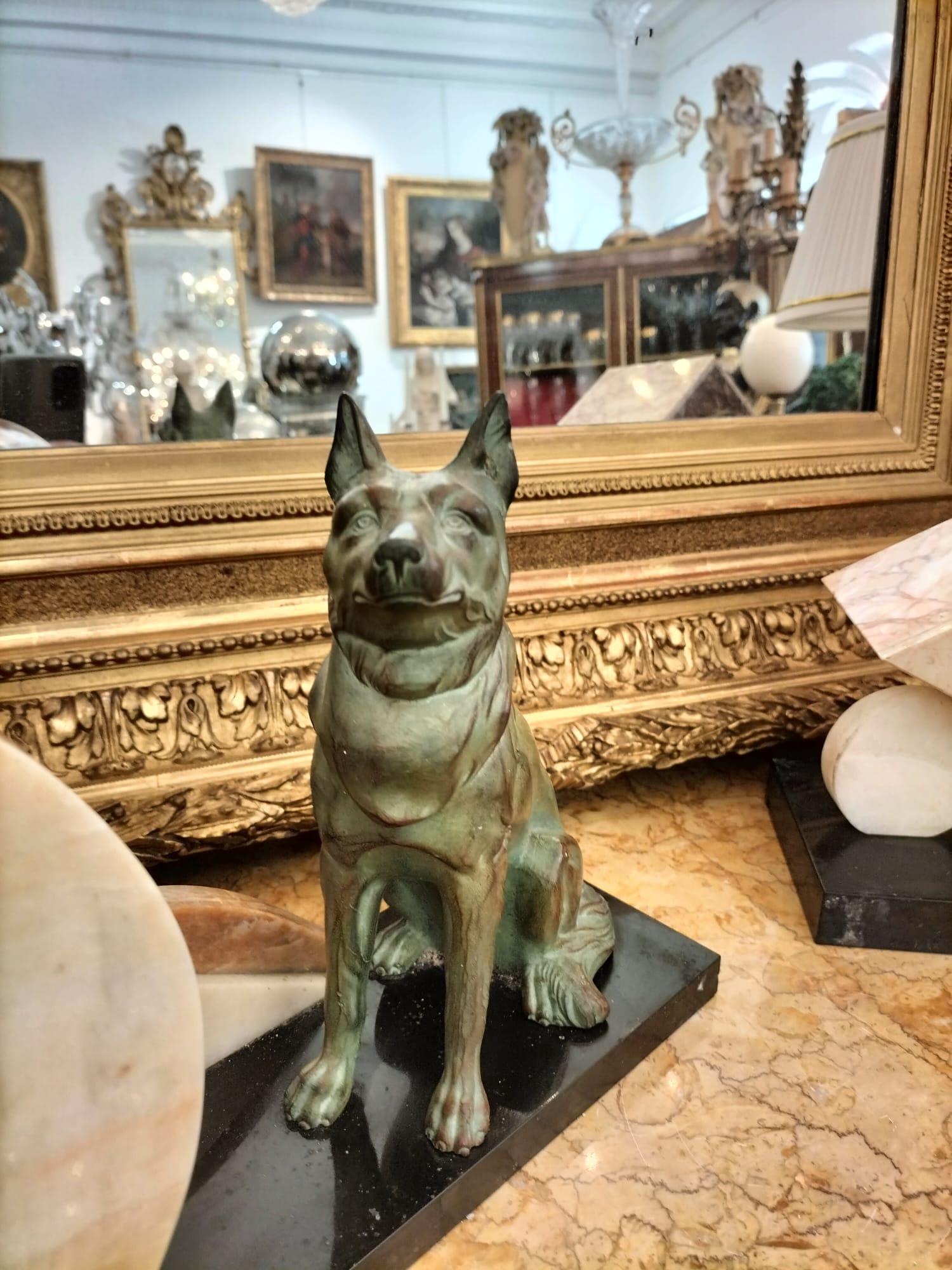 Art-Deco Mantel Clock in Marble and with a Wolf Statue in Bronze Patina In Good Condition For Sale In NICE, FR