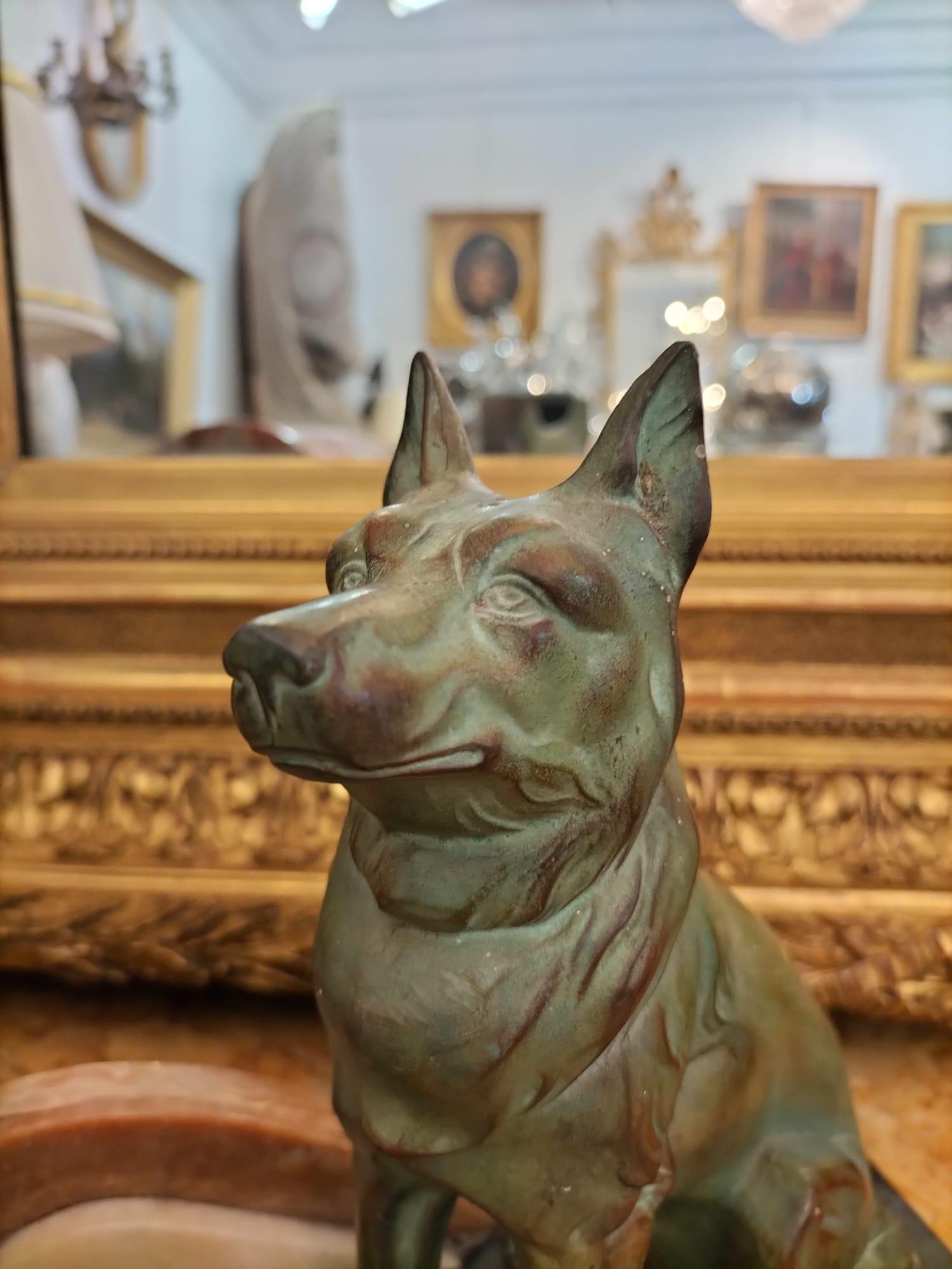 20th Century Art-Deco Mantel Clock in Marble and with a Wolf Statue in Bronze Patina For Sale