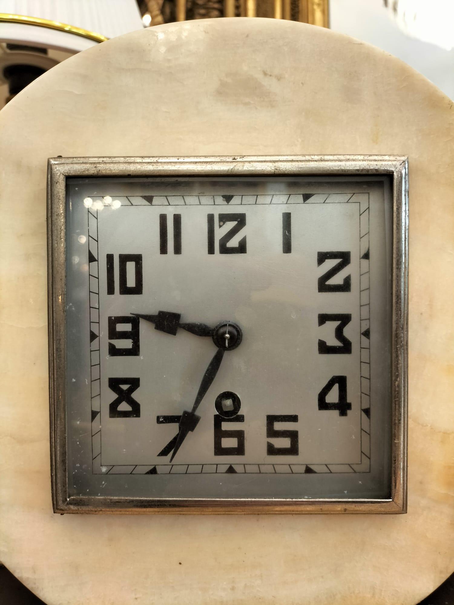 Onyx Art-Deco Mantel Clock in Marble and with a Wolf Statue in Bronze Patina For Sale