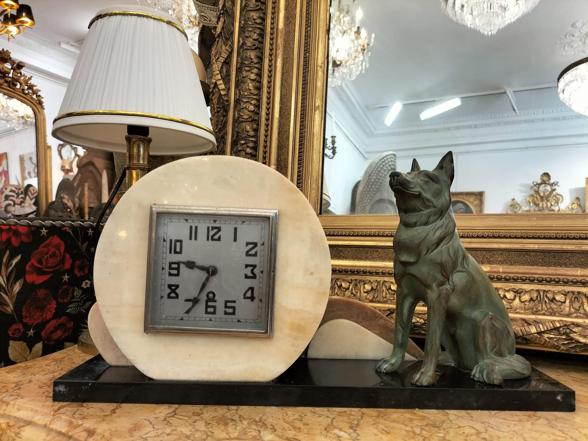 Art-Deco Mantel Clock in Marble and with a Wolf Statue in Bronze Patina For Sale 1