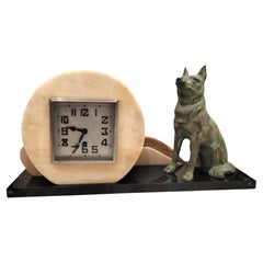 Reloj de chimenea Art-Deco de mármol y estatua de lobo patinada en bronce