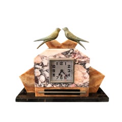 Orologio da camino Art Déco in marmo con uccelli innamorati in bronzo patinato, anni '30