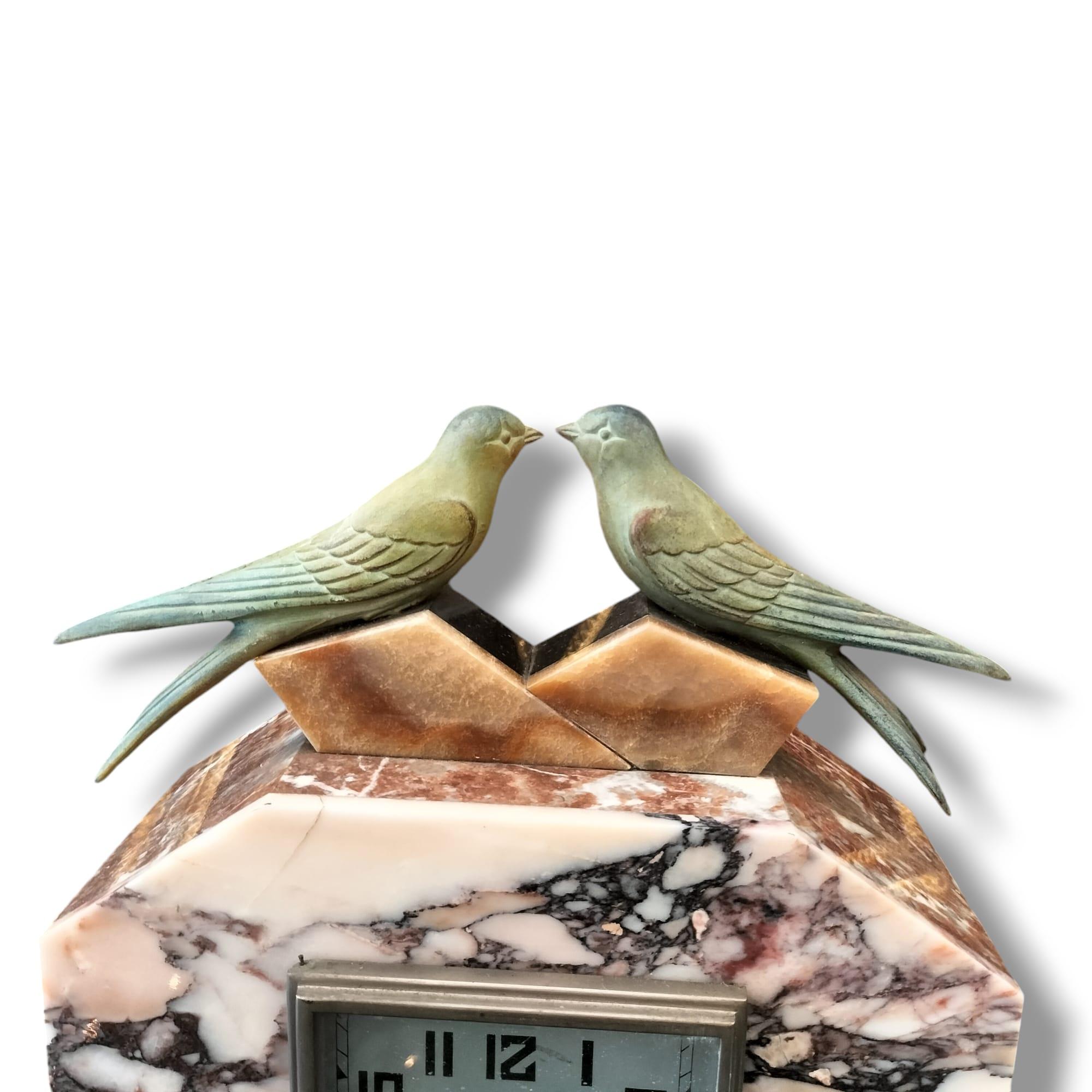 Art Deco Mantel Clock in Marble with Love Birds in Bronze Patina, 1930s In Fair Condition In NICE, FR