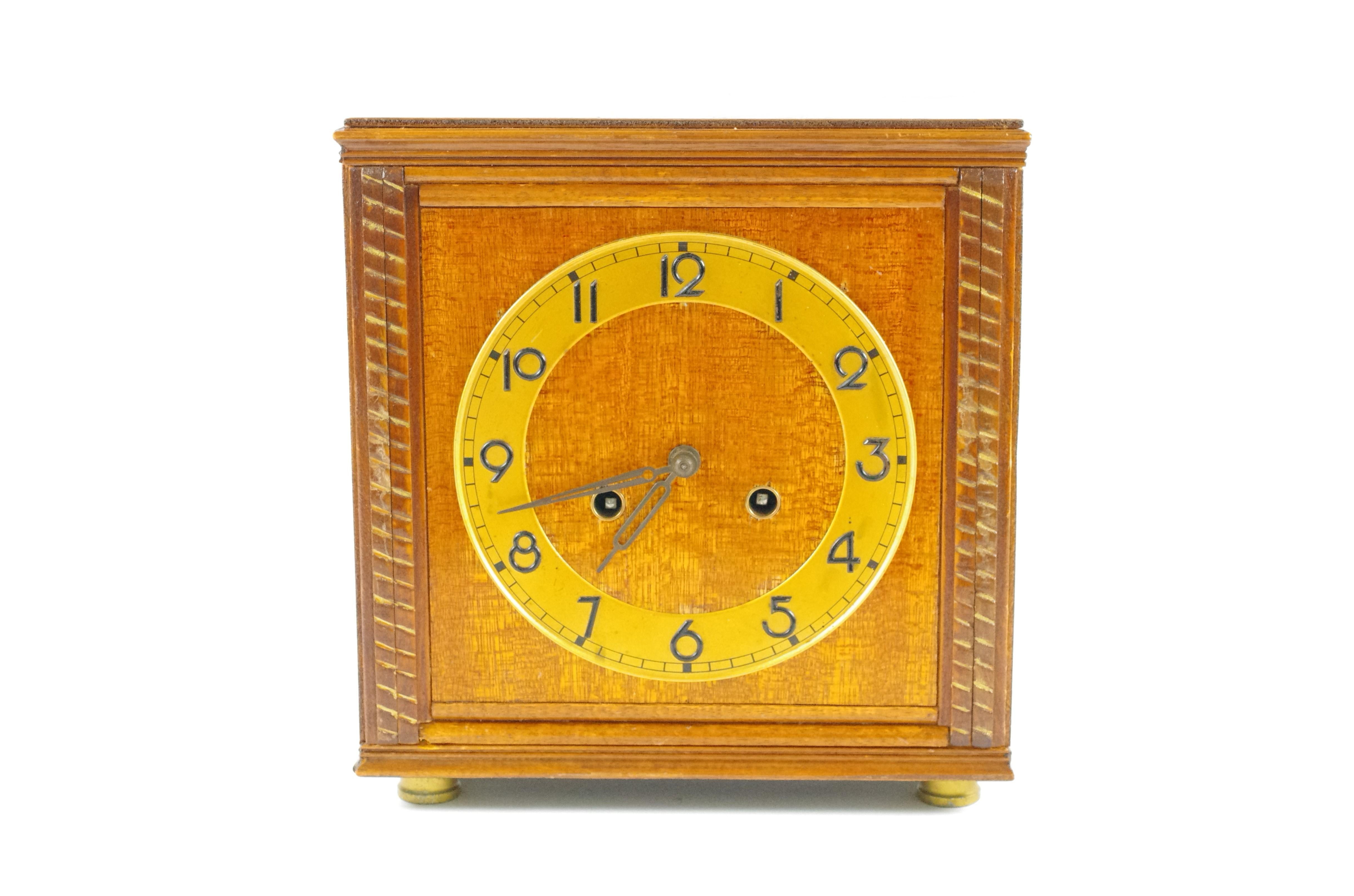 Beschreibung des Produkts:
Diese Kaminsimsuhr im Art-Deco-Stil wurde wahrscheinlich in Deutschland hergestellt. Das 190,66 cm lange Uhrwerk erscheint in Kienzle- und Haller-Uhren. Die Uhr hat ein minimalistisches Erscheinungsbild ohne viel unnötigen