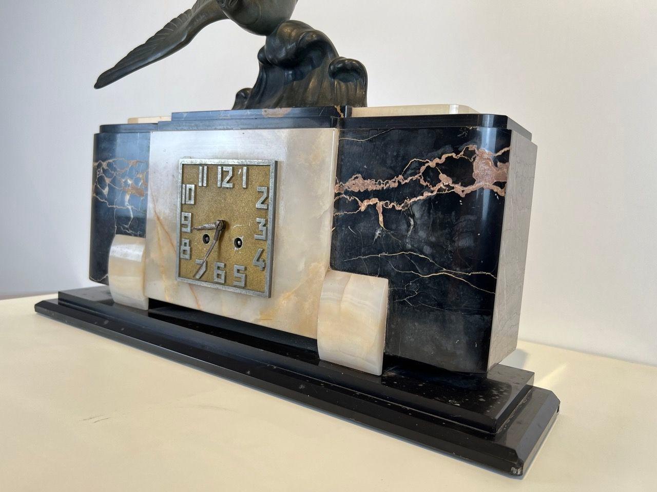 Art Deco Mantel Clock with Bird Sculpture, Marble, France circa 1930 In Good Condition For Sale In Regensburg, DE