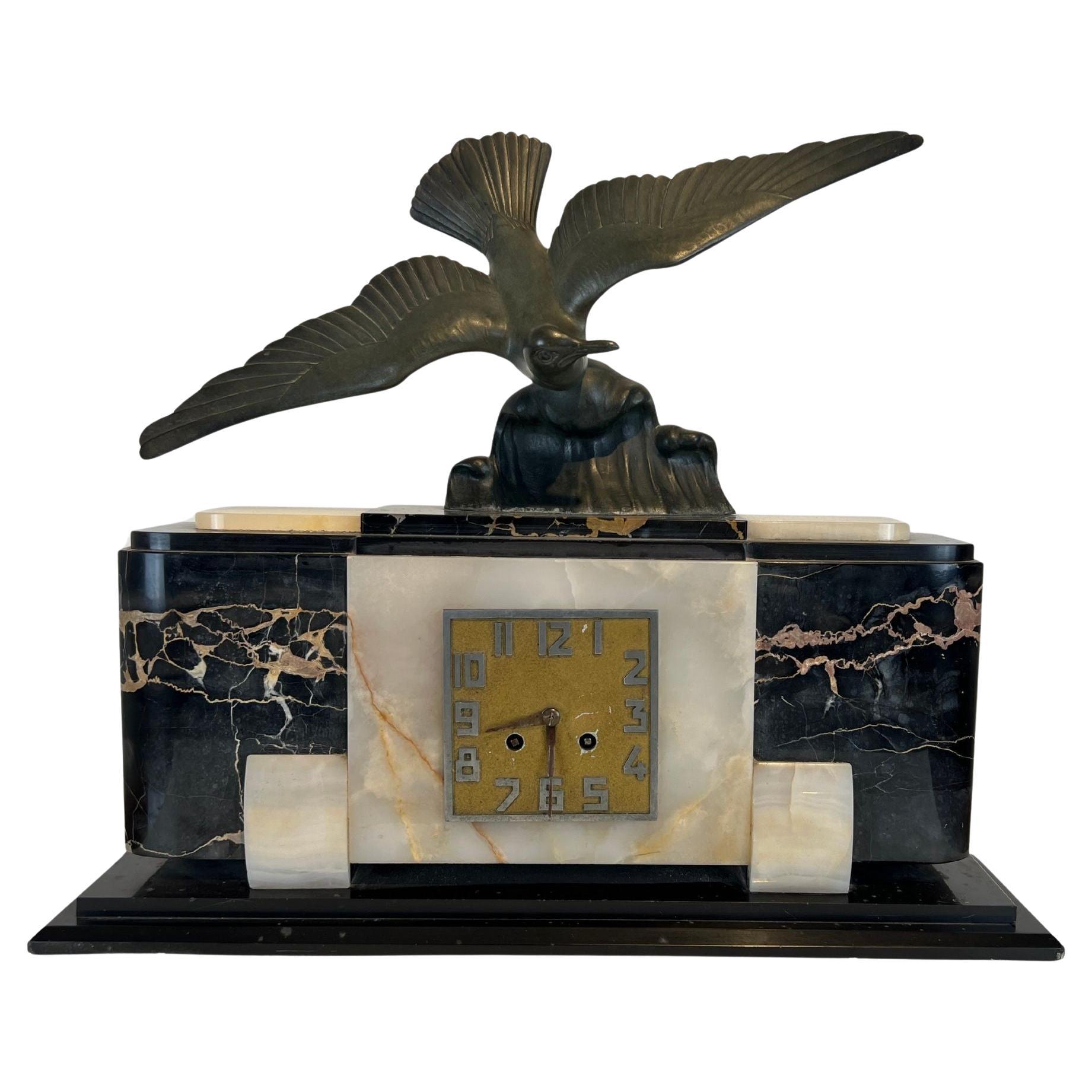 Horloge de cheminée Art Déco avec sculpture d'oiseau, marbre, France circa 1930