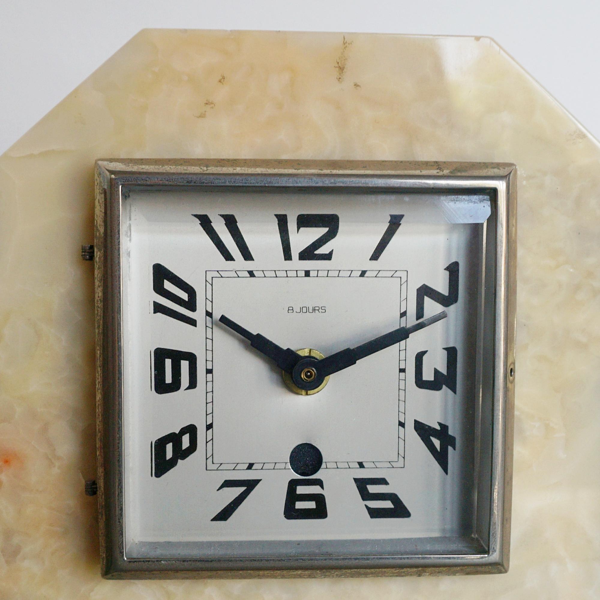 Art Deco Mantel Marble Clock with Garnitures In Good Condition In Forest Row, East Sussex
