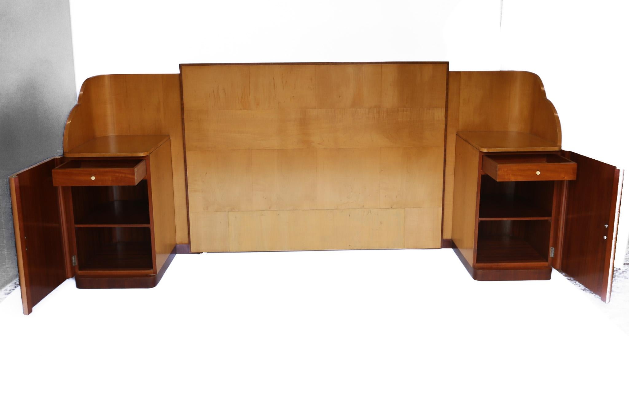Art Deco Ahorn-Kopfteil mit Nachttischchen
CIRCA 1930er Jahre
Kopfteilpaneel , Paar Bettseiten an der Rückseite verschraubt
Jedes Nachttischchen mit abgerundeter Eckgalerie 
Kugelfang an den Türen öffnet sich und gibt den Blick frei:
Einzelne