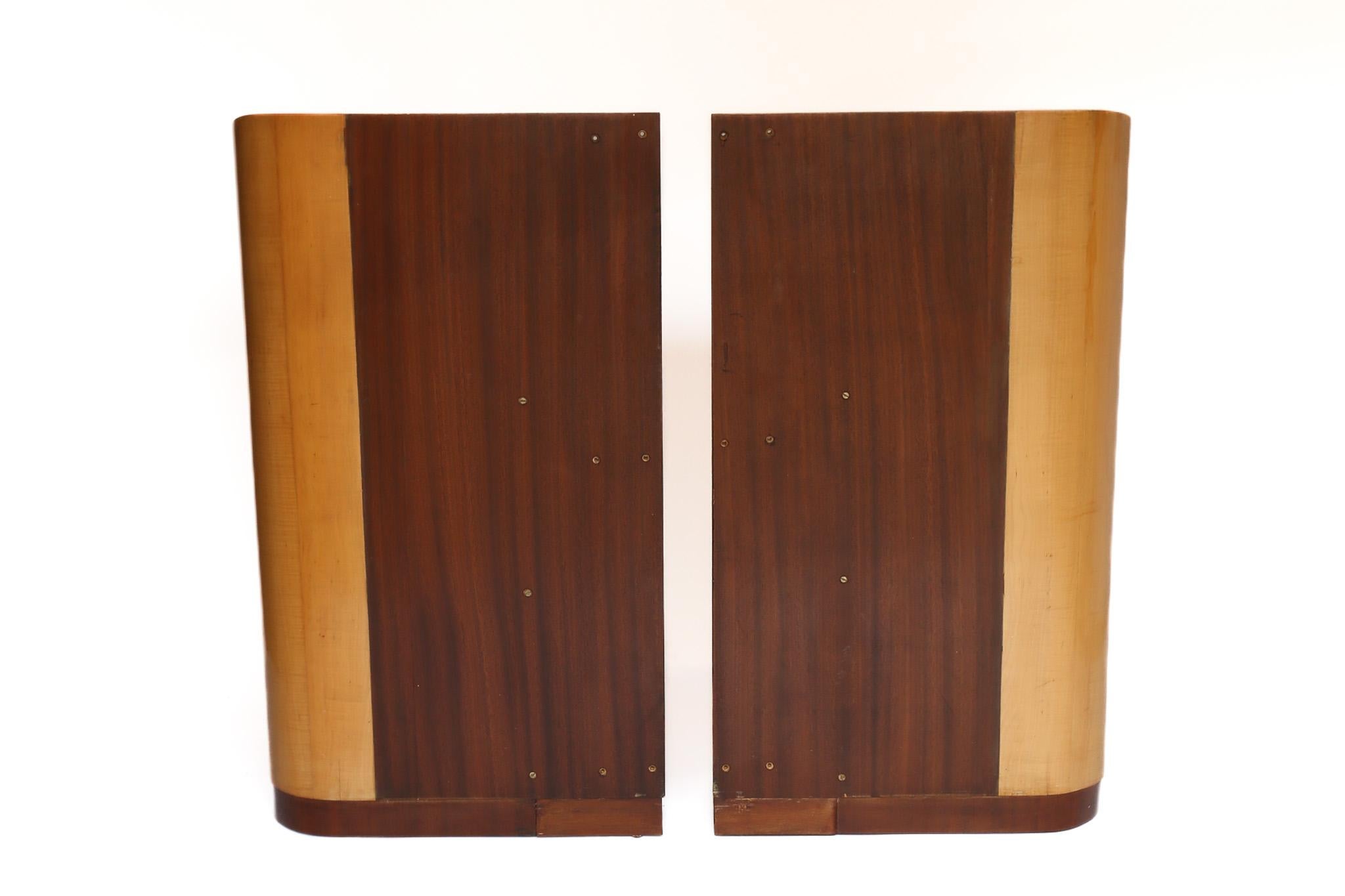 Art Deco Ahorn-Kopfteil mit Nachttischchen (Art déco) im Angebot