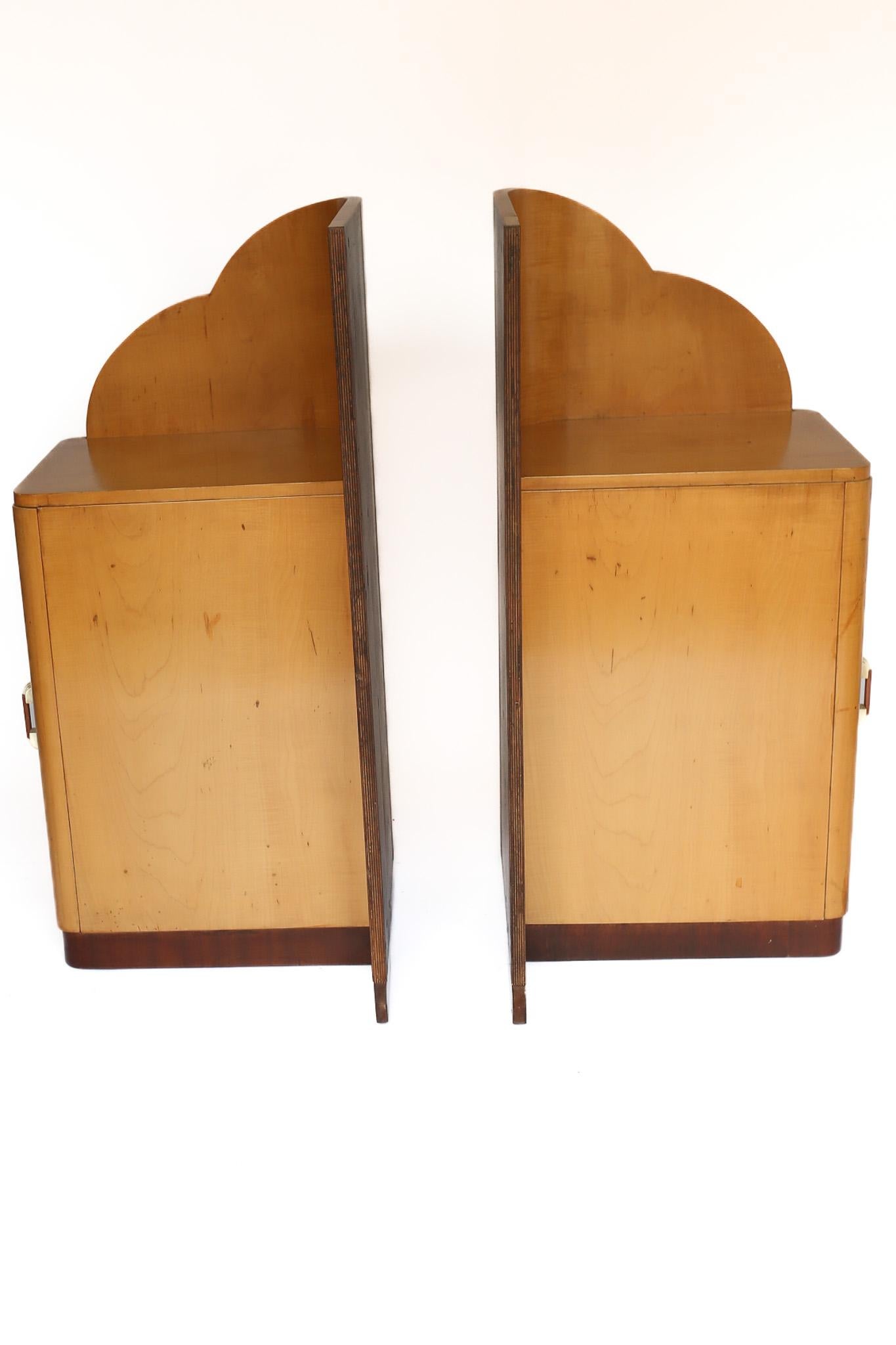 Art Deco Ahorn-Kopfteil mit Nachttischchen im Zustand „Gut“ im Angebot in Dereham, GB