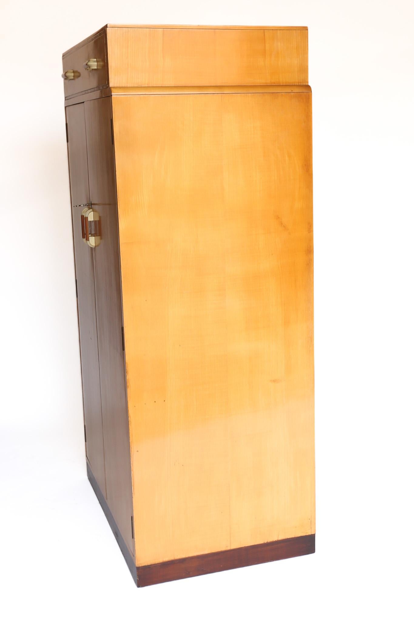 Tallboy Art Decó de arce circa 1930s
Chapa de arce en la parte superior
Un solo cajón en la parte superior
Base de 2 puertas con cerradura y llave que funcionan
Abrir para revelar:
Interior de 5 estantes [estantes fijos]
Asas de baquelita de diseño
