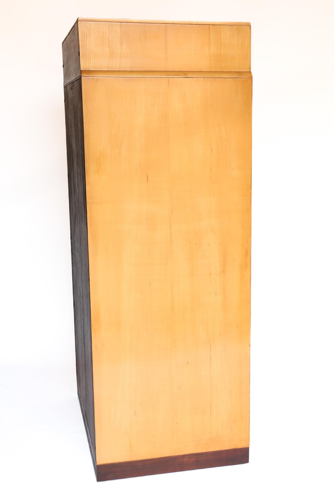 Tallboy Art Decó de arce circa 1930s Pulido en venta