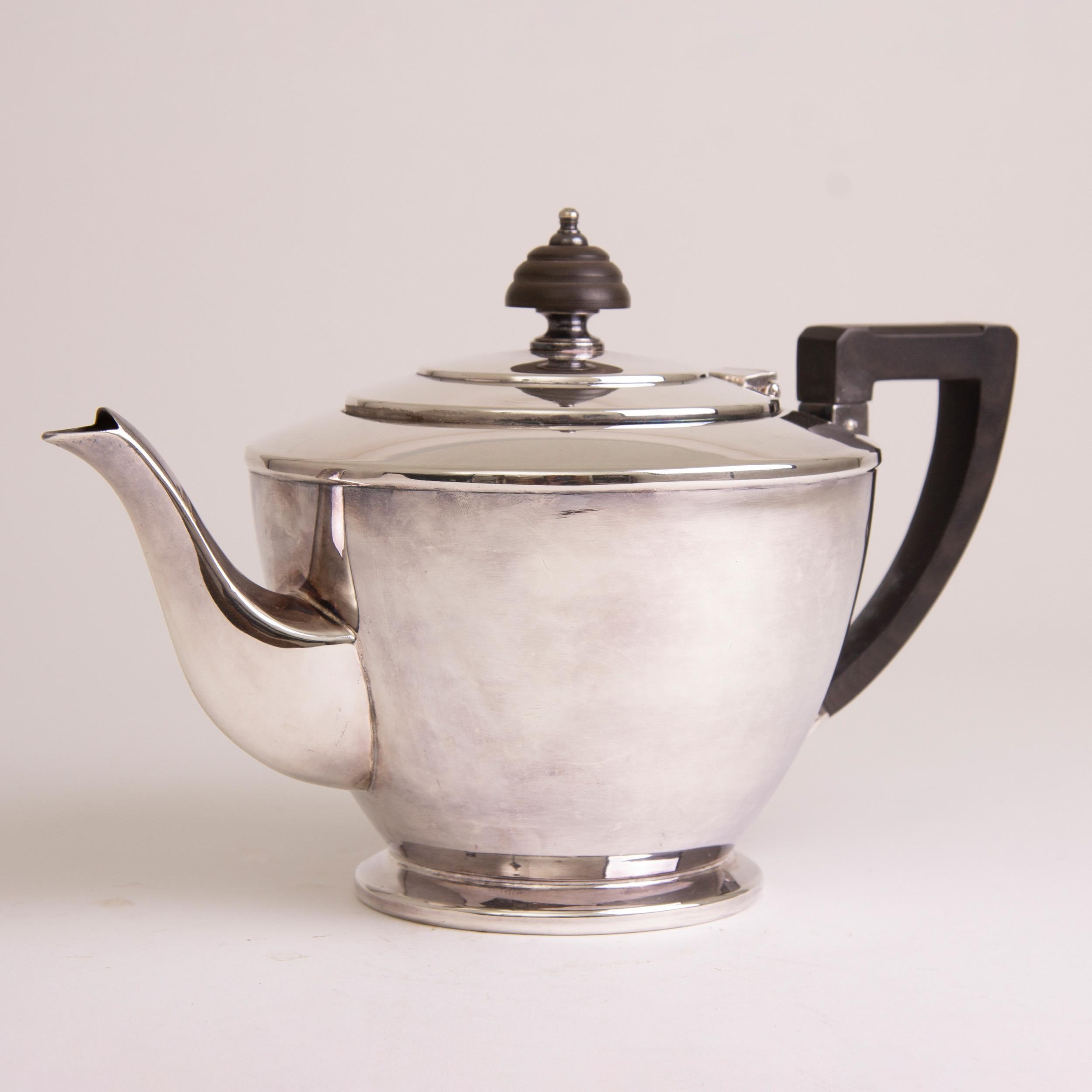 Art Deco silver plate tea service by Mappin and Web
Comprising.
Measures: Tea pot H 17 cm
Coffee pot H 21 cm
Hot water H 21 cm
Milk jug H 10 cm
Sugar bowl H 8 cm
Tea strainer H 4.5 cm
British, circa 1930.