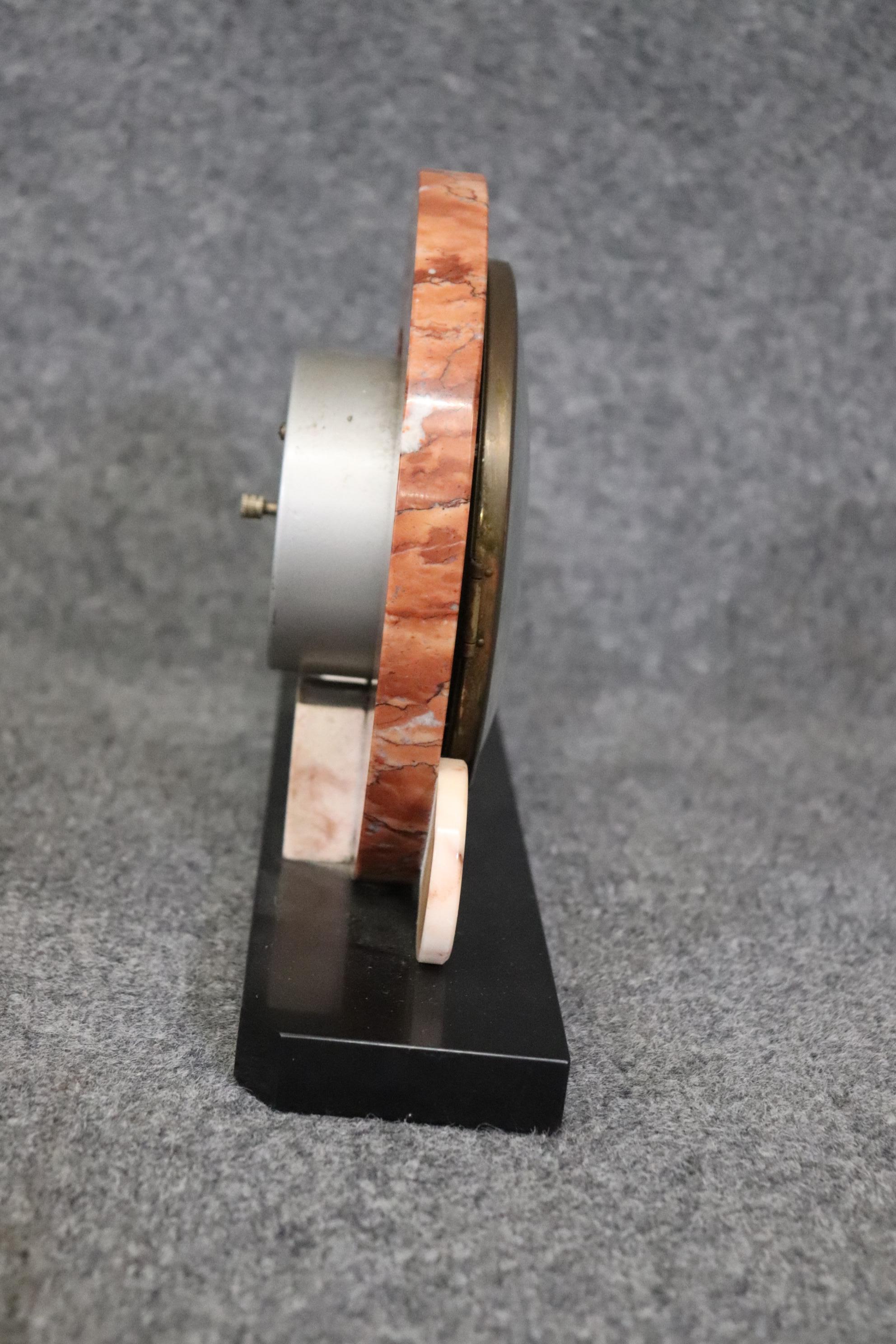 Dimensioni: Altezza: 8 3/4 in Larghezza: 16 1/2 in Profondità: 3 1/4 in 

Questo orologio da camino in marmo Art of Vintage è realizzato con la massima qualità ed è molto raro!  Se guardi le foto fornite, puoi vedere il viso in alabastro che