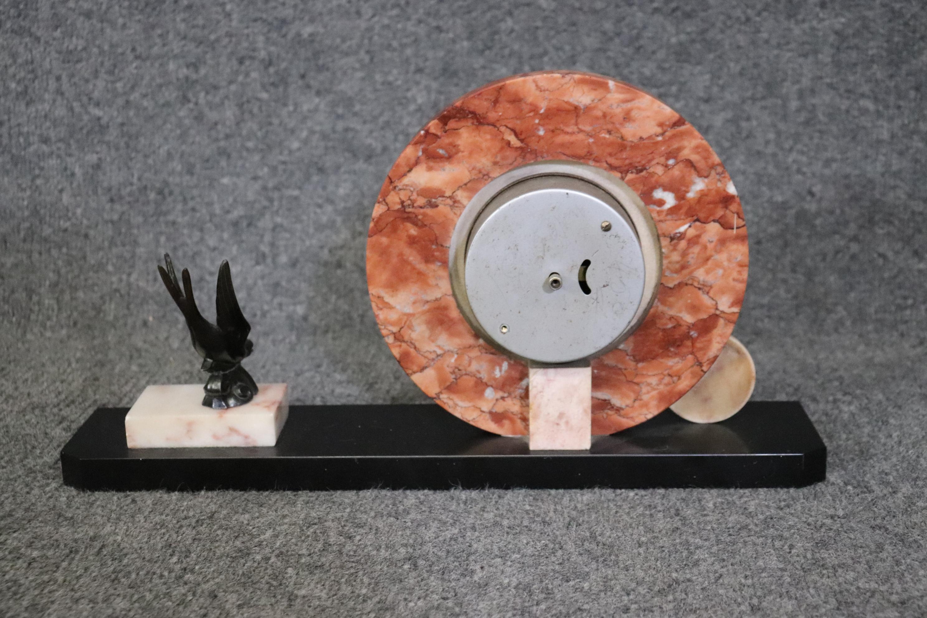 Inconnu Pendule de cheminée Art déco en marbre et albâtre avec oiseau en métal en vente