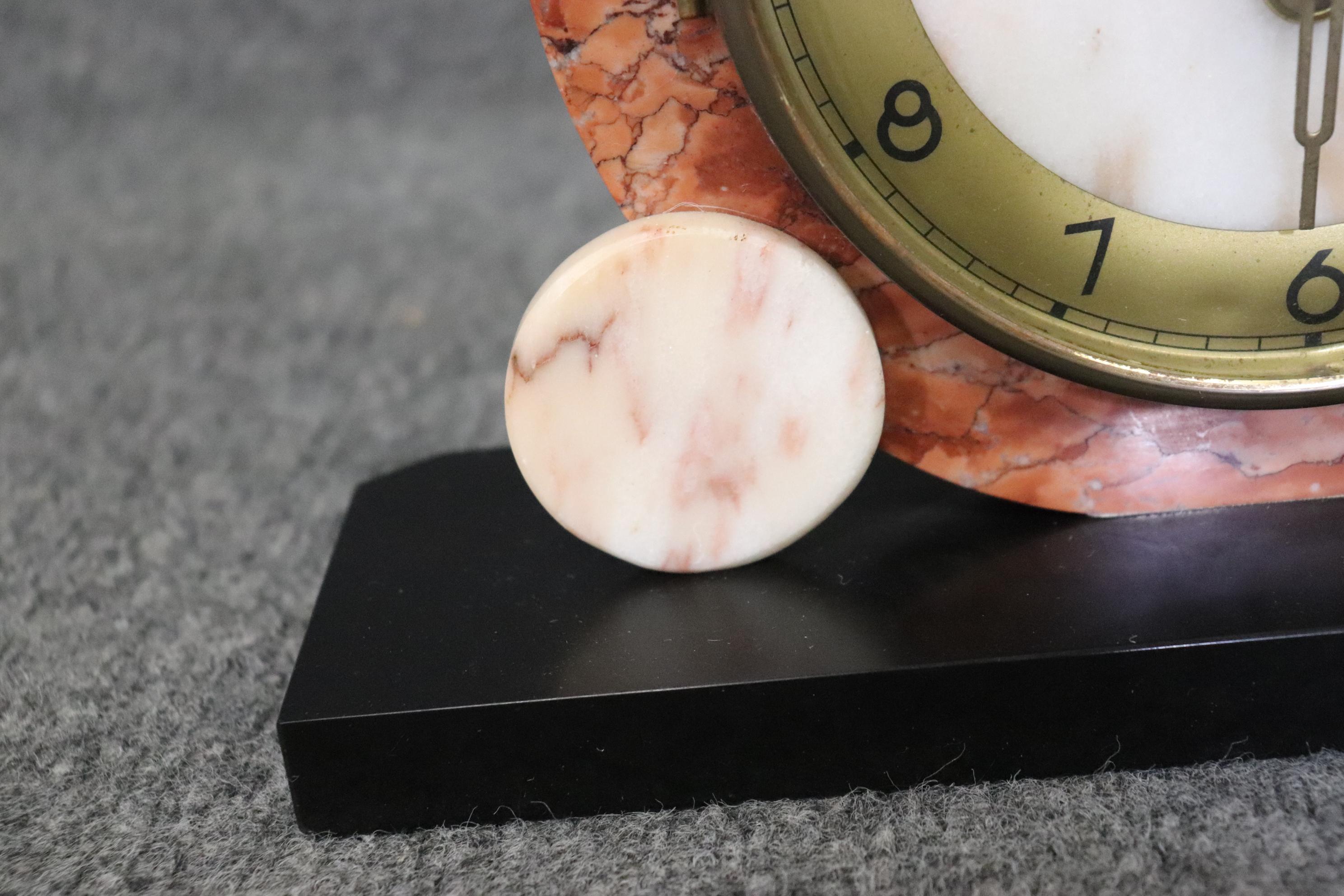 Pendule de cheminée Art déco en marbre et albâtre avec oiseau en métal en vente 1