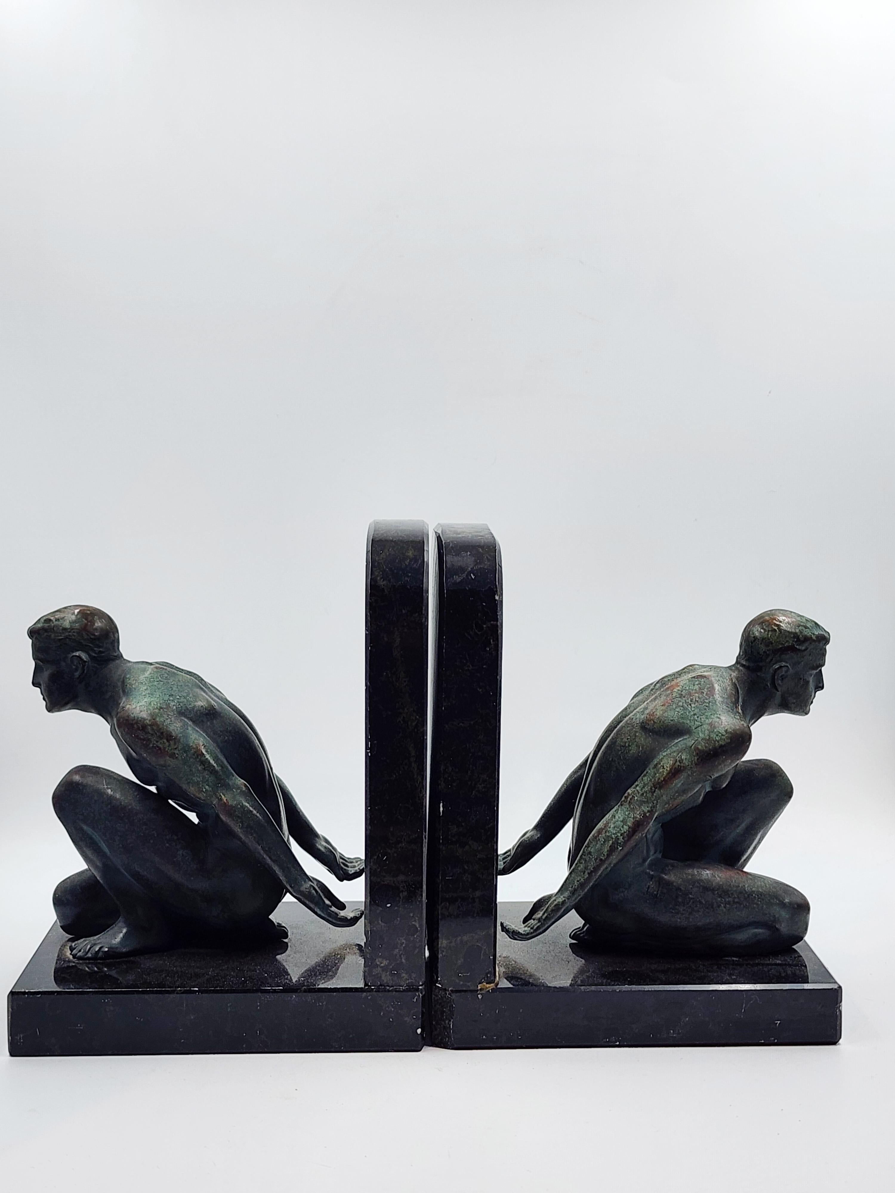 Art Deco marble and bronze bookends
Beautiful bookends in black marble with bronze patinated in Pompeian green, with representation of men in a carrying position showing how they carry the books.
Measures:
Height: 16 centimeters
Length: 12