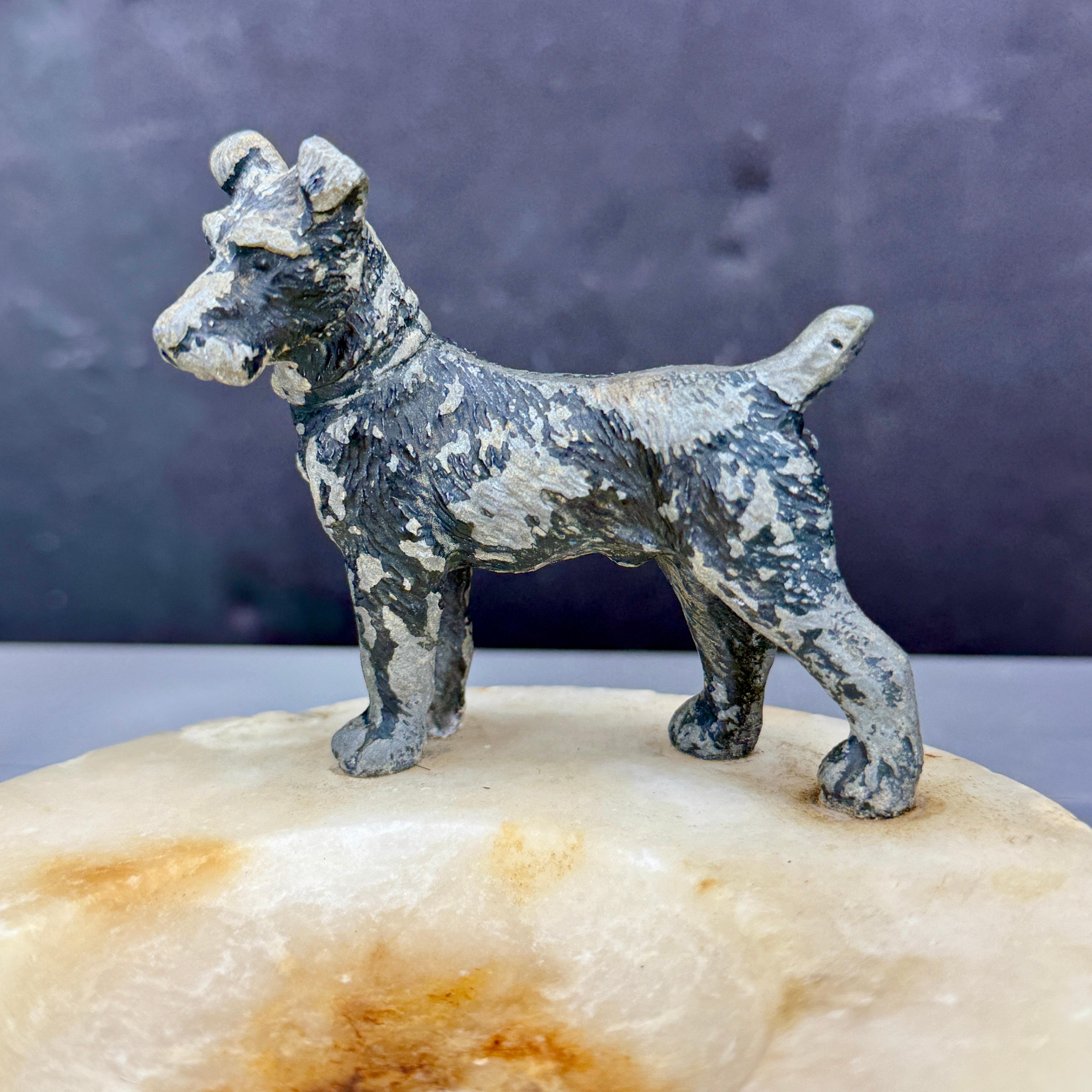 Art Deco Aschenbecher oder Schmucktablett aus Marmor und Bronze Terrier im Angebot 3