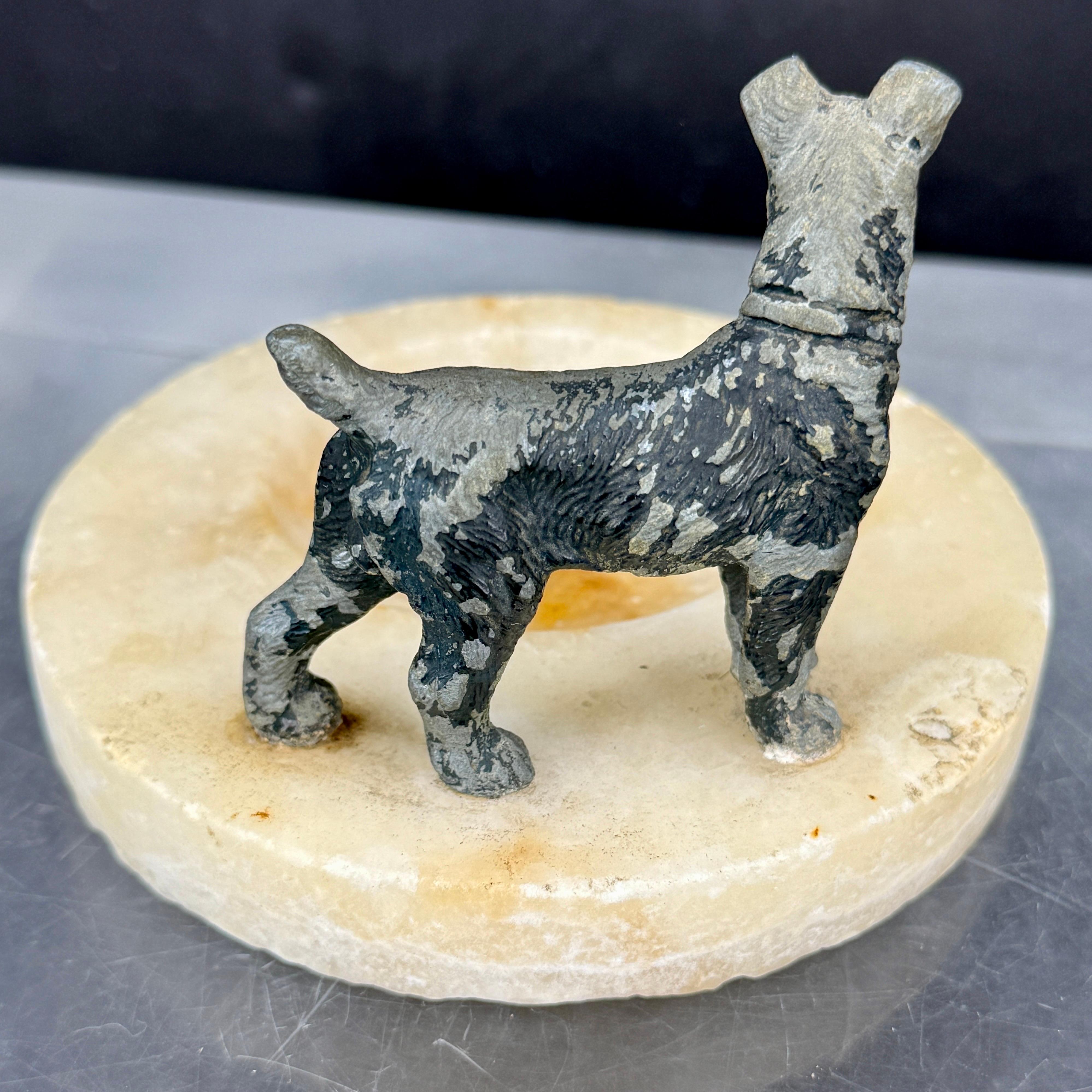 Art Deco Aschenbecher oder Schmucktablett aus Marmor und Bronze Terrier (20. Jahrhundert) im Angebot