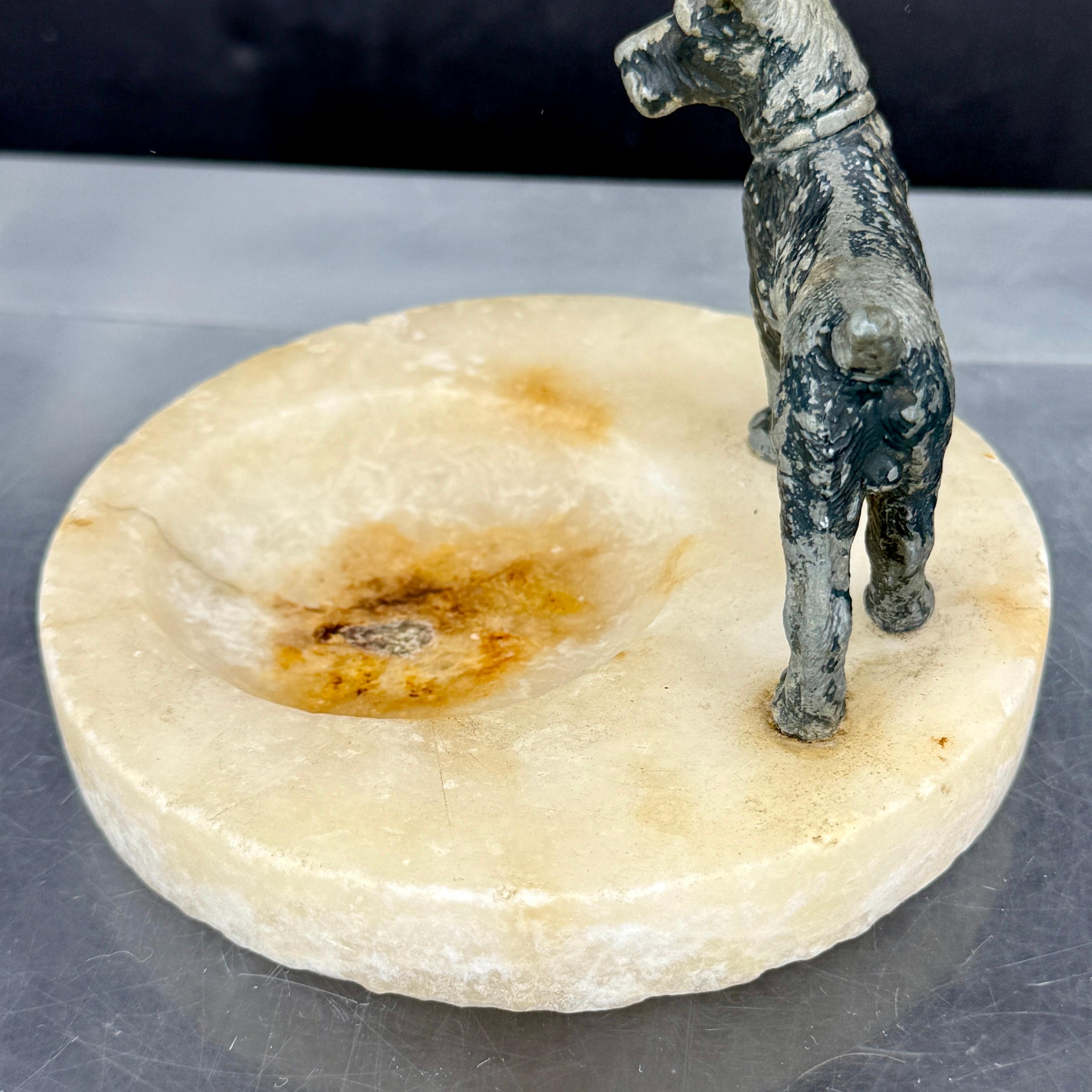 Art Deco Aschenbecher oder Schmucktablett aus Marmor und Bronze Terrier im Angebot 1