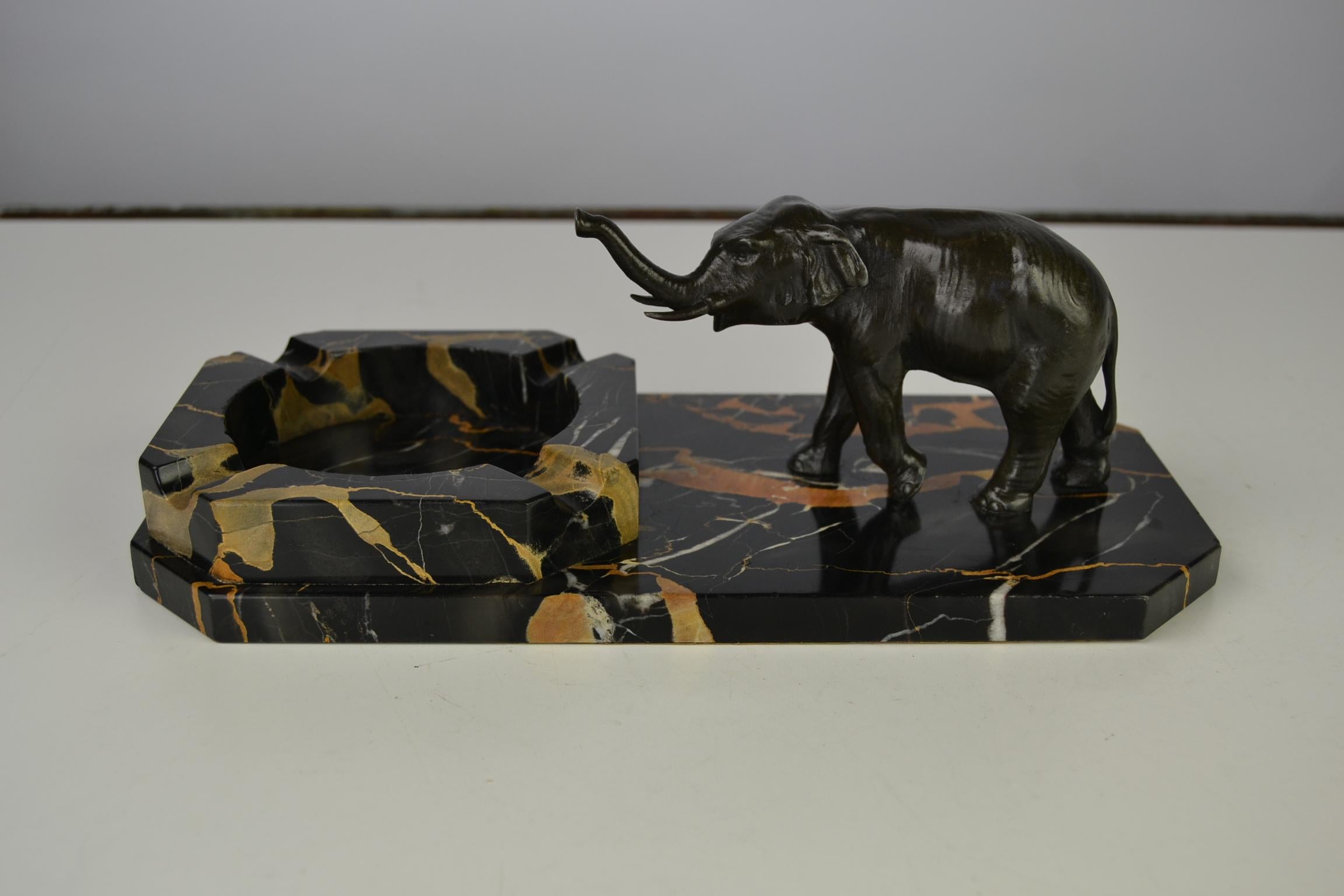 Art Deco Marble Ashtray with Elephant Figurine on Italian Marble Base In Good Condition In Antwerp, BE