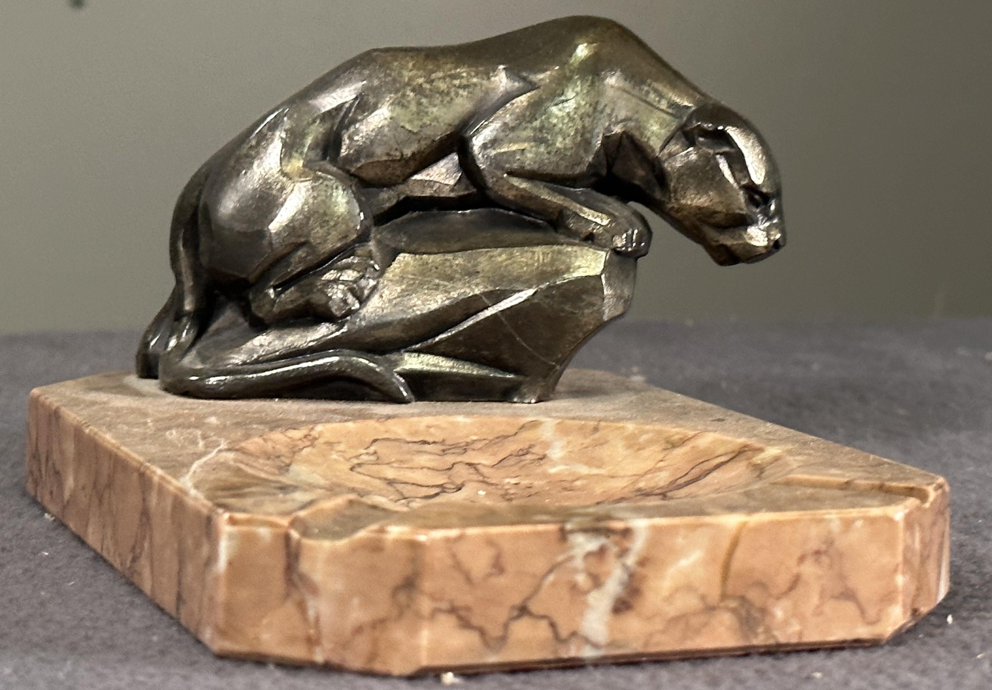 Mid-20th Century Art Deco Marble Ashtray with Panther Sculpture, France 1935 For Sale