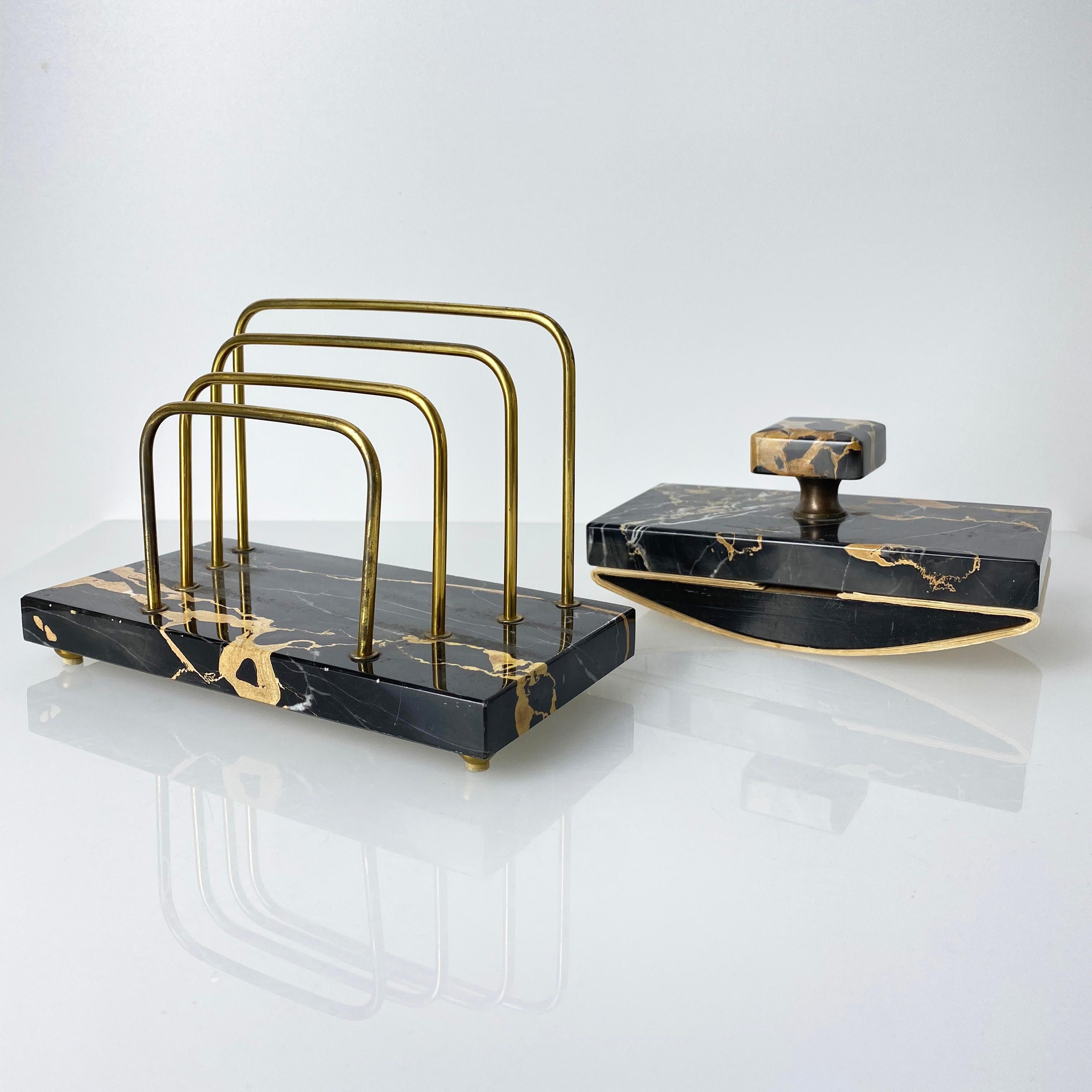Magnifique porte-lettres Art déco avec buvard d'encre assorti. On pense qu'il s'agit d'un produit italien des années 1930-1940. Fabriqué en marbre massif et en laiton. Le buvard d'encre contient encore plusieurs feuilles de papier buvard.
En état