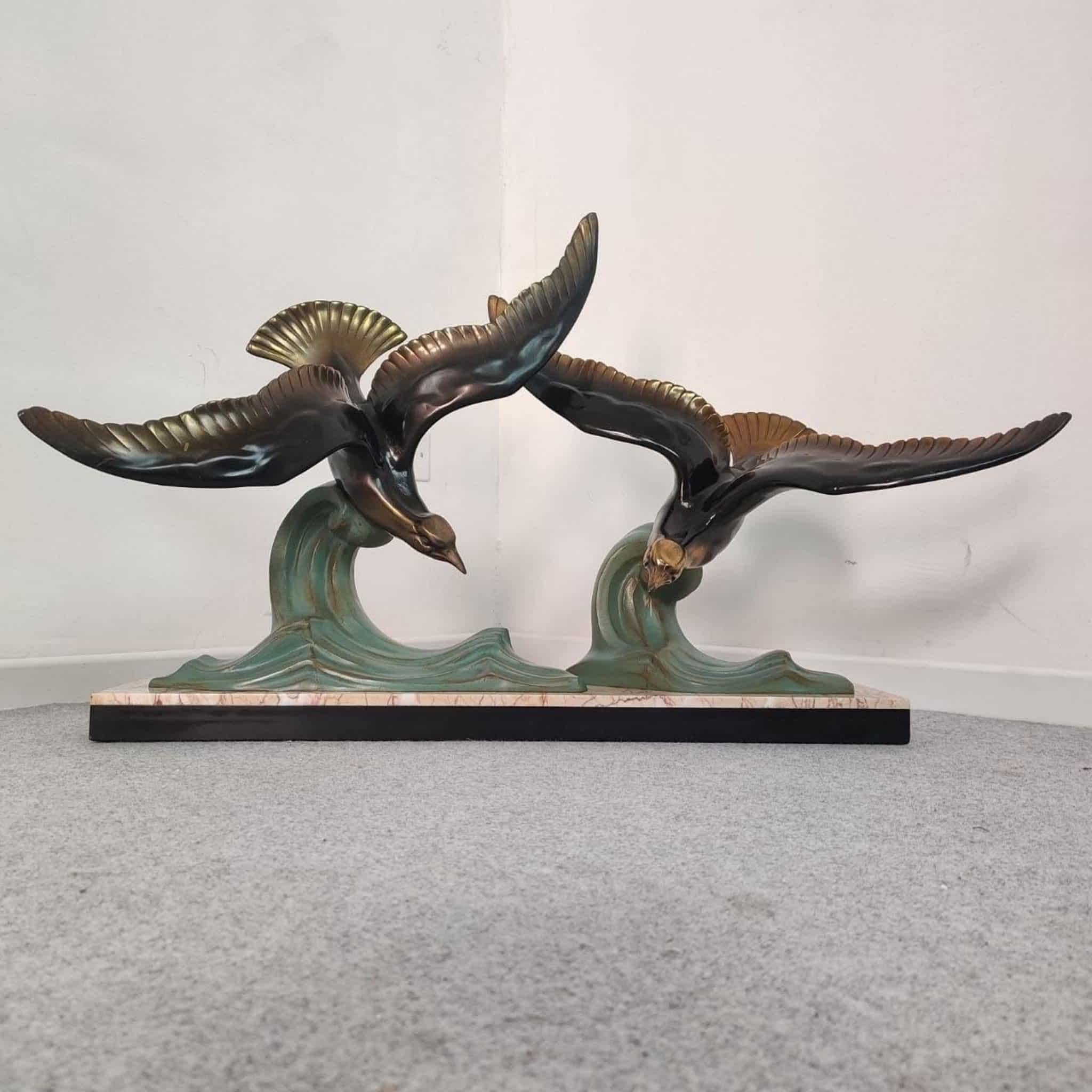 Elegante französische Art-Déco-Bronzeskulptur aus den 1930er Jahren, die zwei Möwen darstellt, die über stilisierte Wellen gleiten.
Die dynamische Komposition vermittelt ein Gefühl von Bewegung und Anmut, wie es für die Ära des Art Déco typisch war,