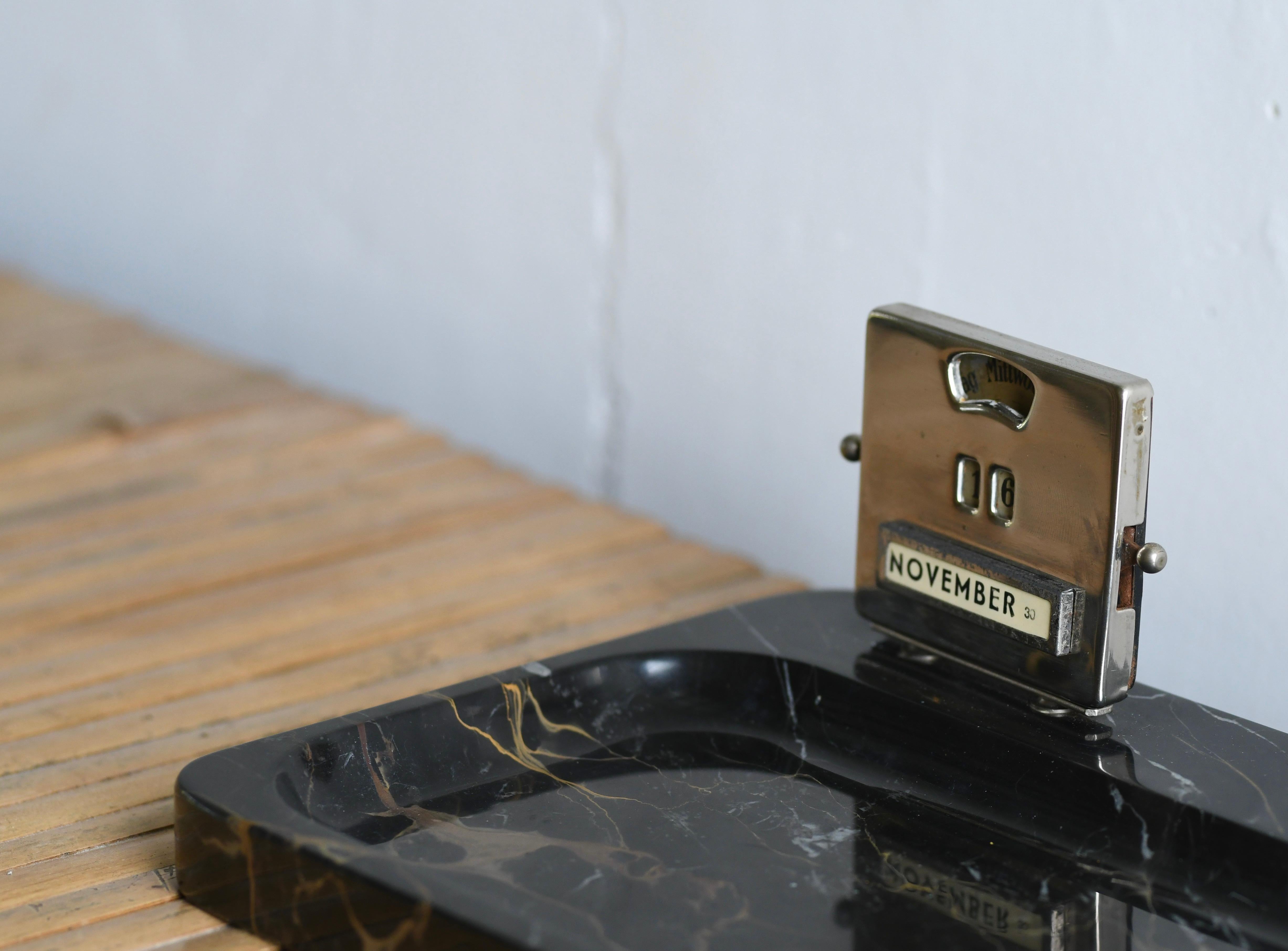 Art Deco Marble Desk Perpetual calendar by Jakob Maul, Germany, 1920s In Good Condition For Sale In Oxford, GB
