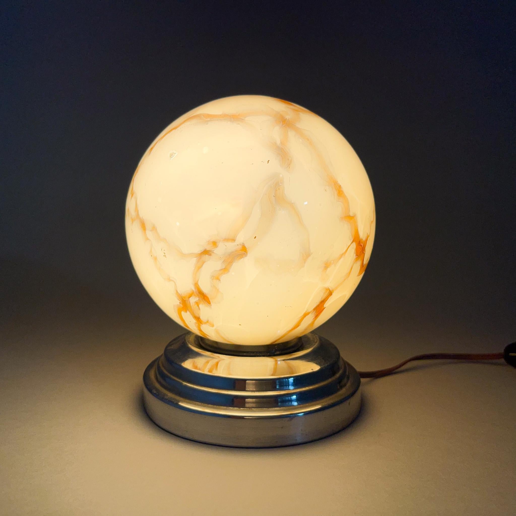 Art-Déco-Tischlampe aus Marmorglas und Chrom (Glas) im Angebot