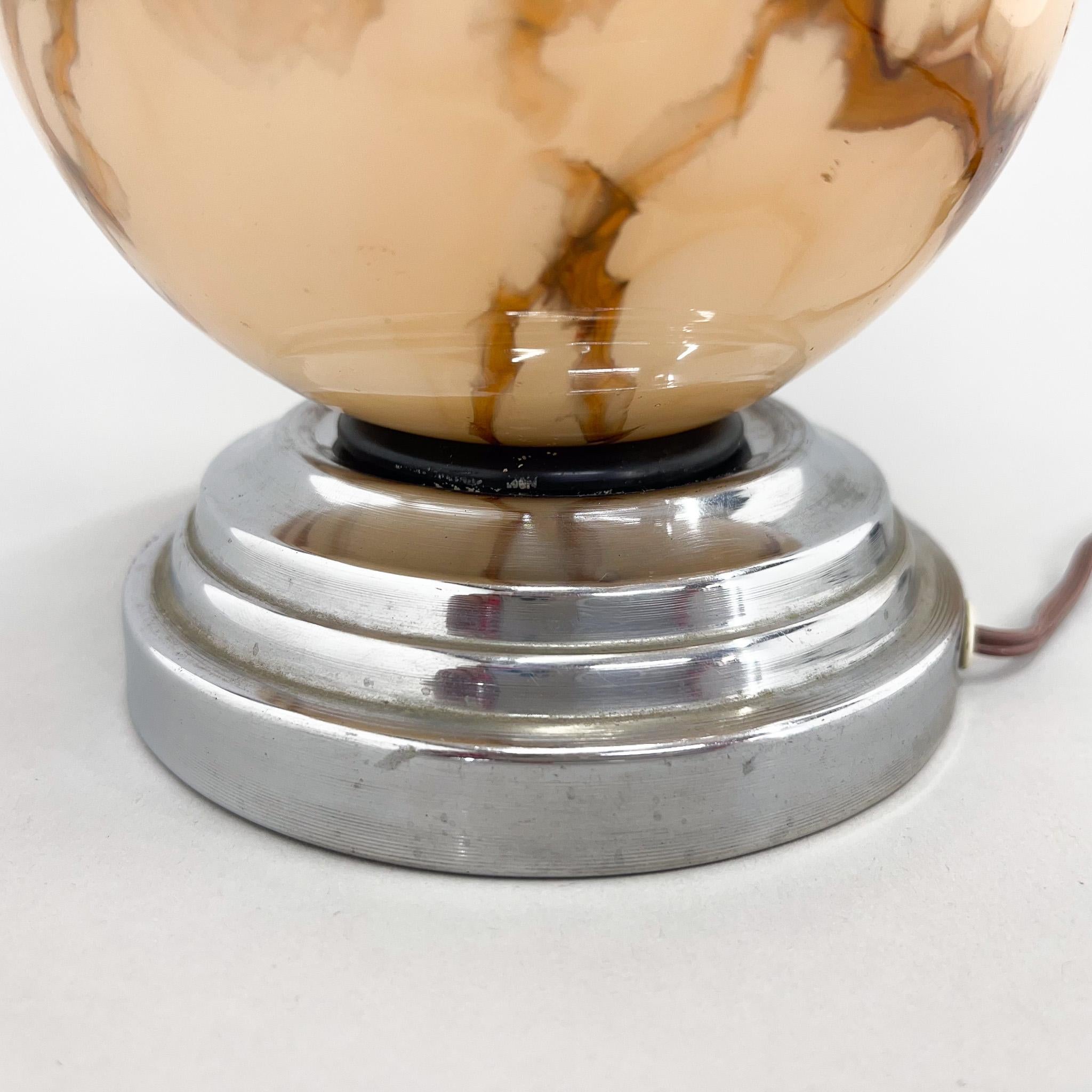 Art-Déco-Tischlampe aus Marmorglas und Chrom im Angebot 1