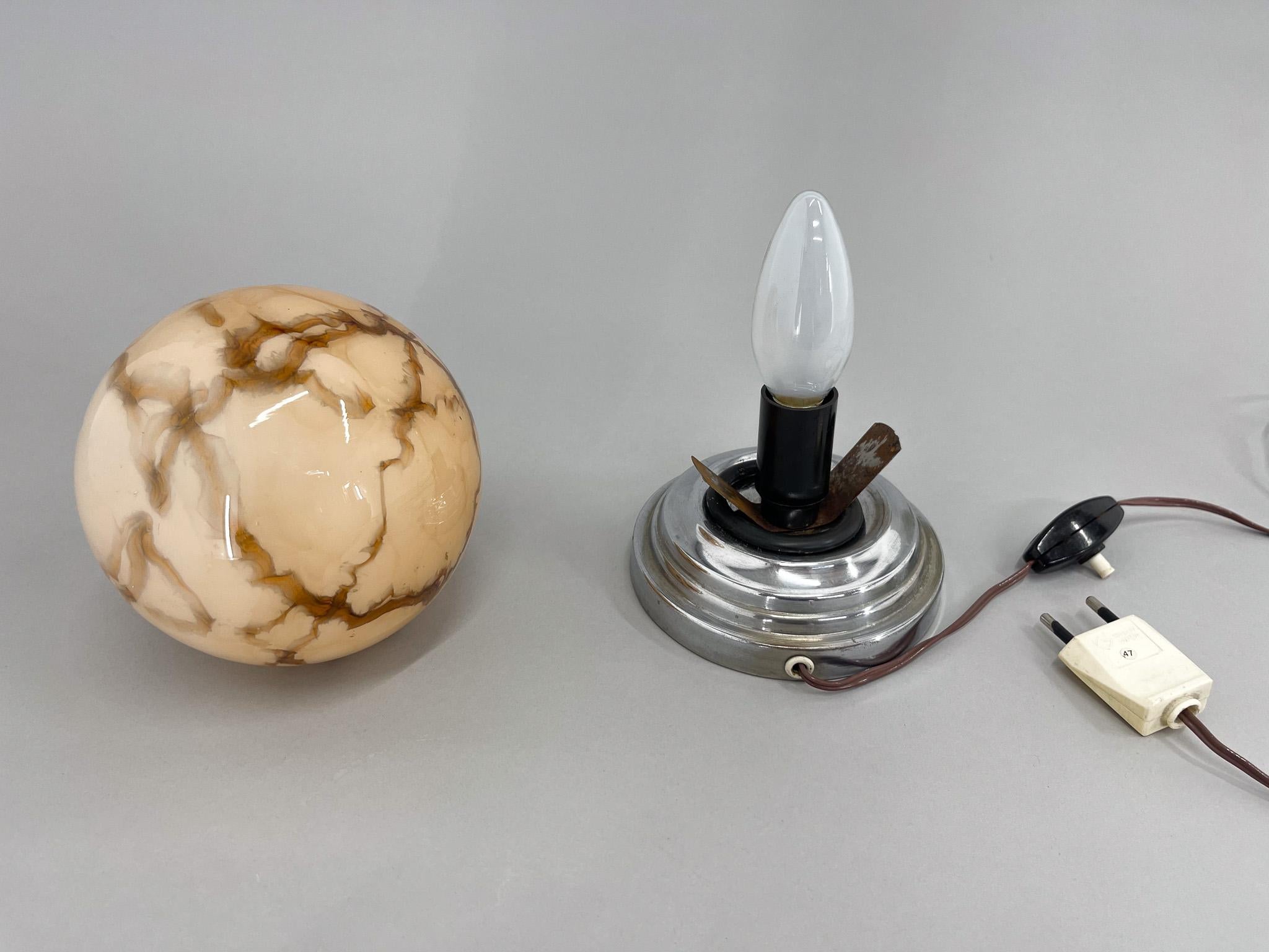 Art-Déco-Tischlampe aus Marmorglas und Chrom im Angebot 2