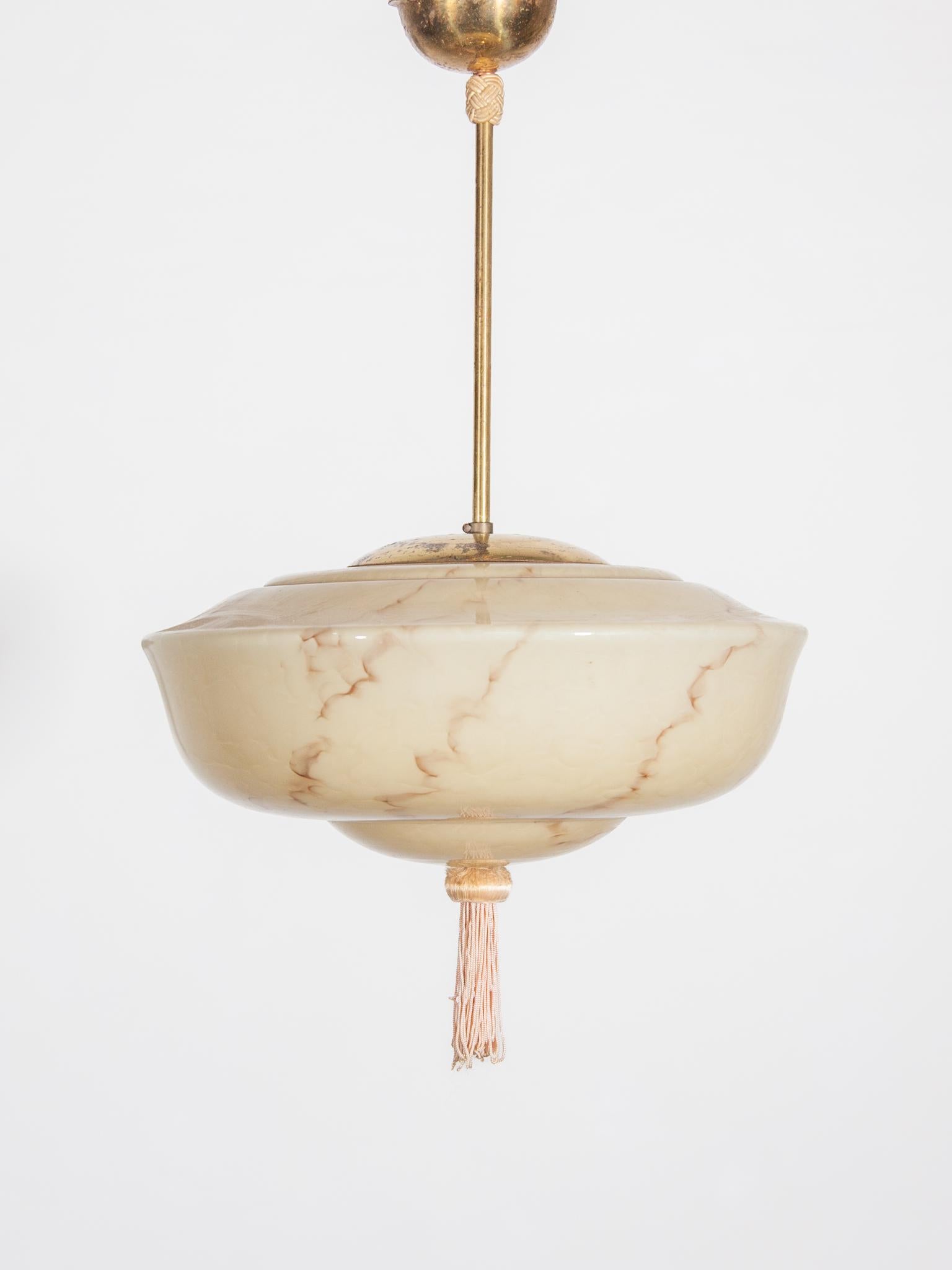 Tedesco Lampada a sospensione in vetro di marmo Art Deco in vendita