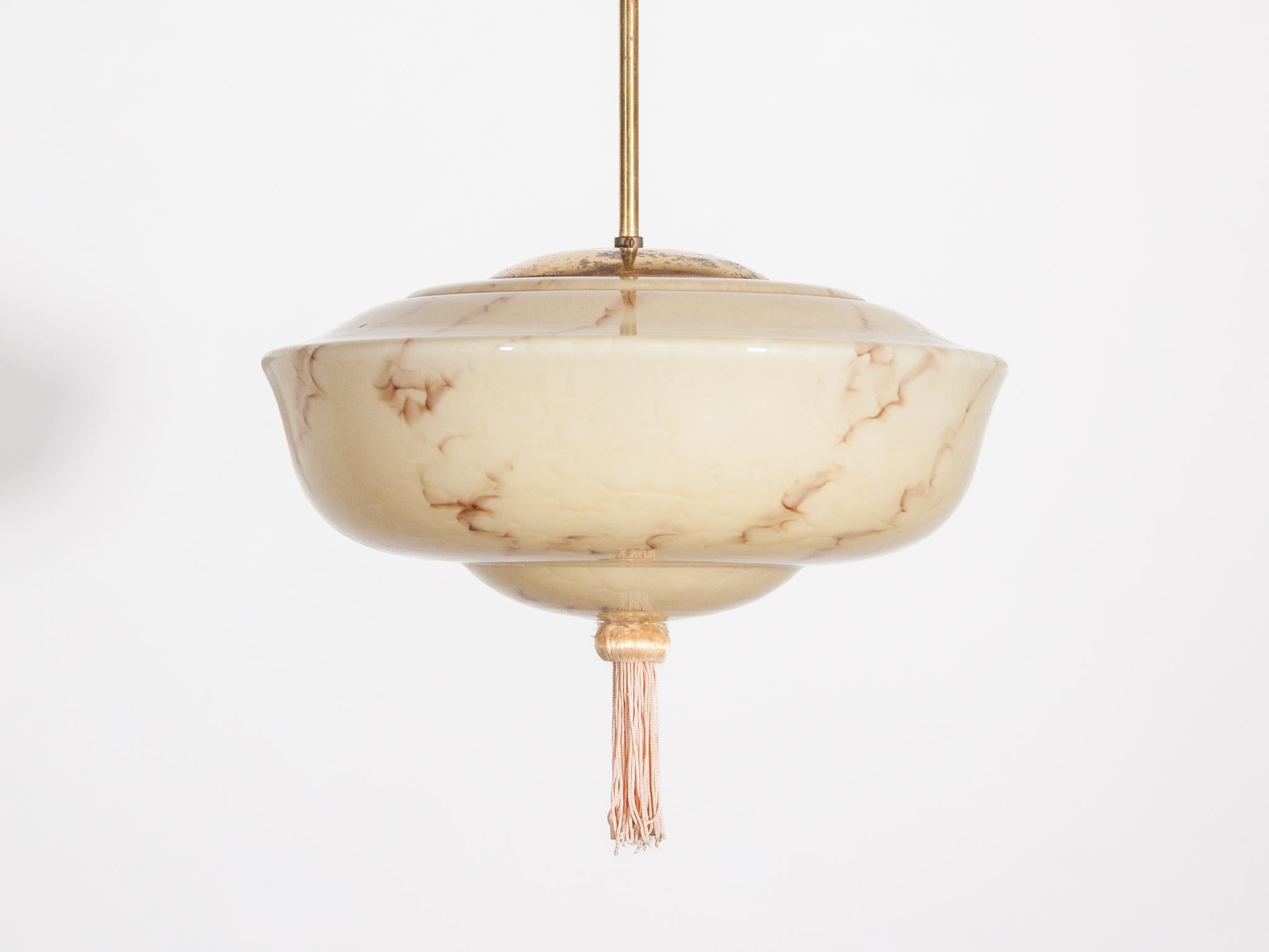 Metà XX secolo Lampada a sospensione in vetro di marmo Art Deco in vendita