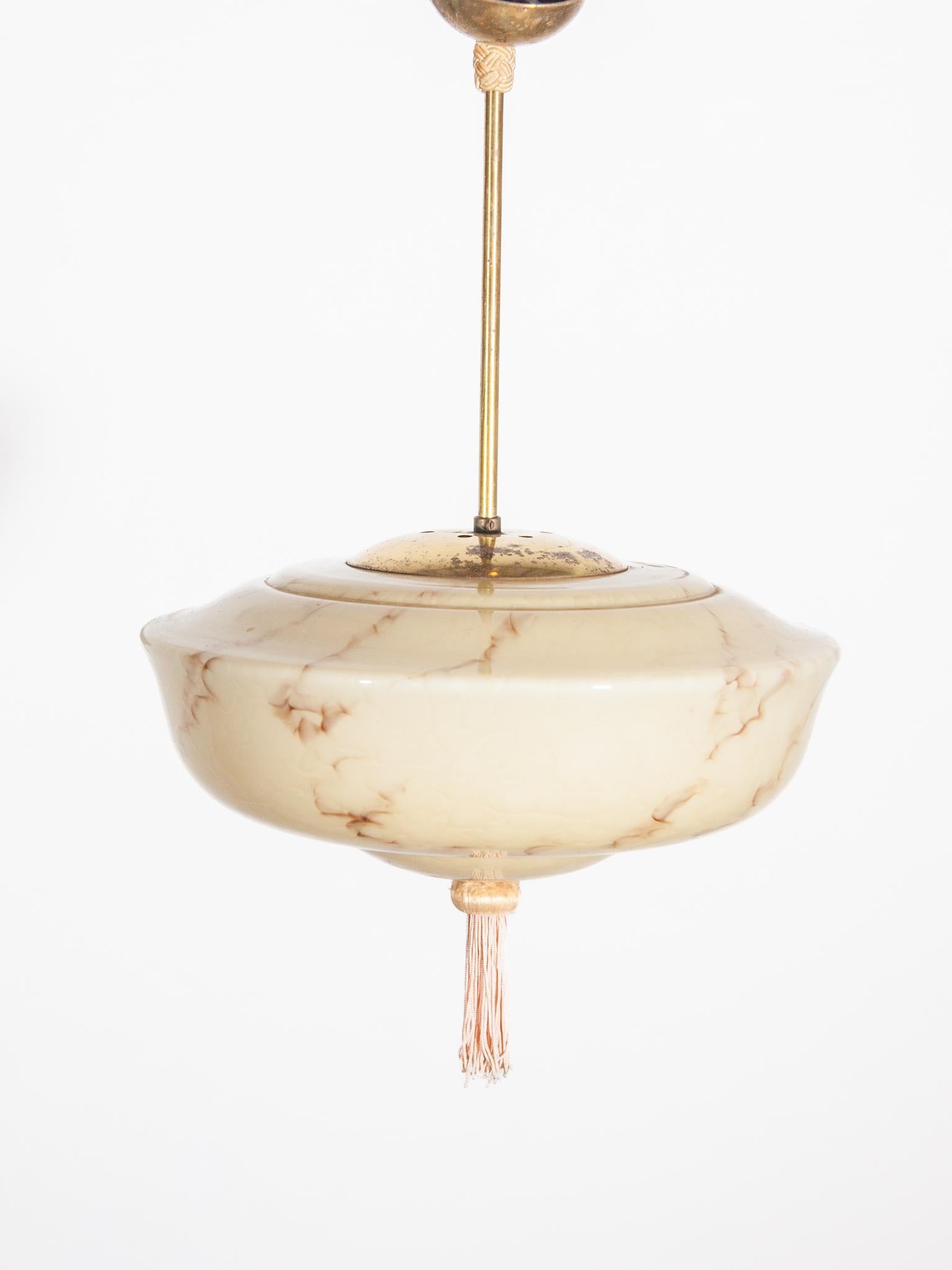 Ottone Lampada a sospensione in vetro di marmo Art Deco in vendita