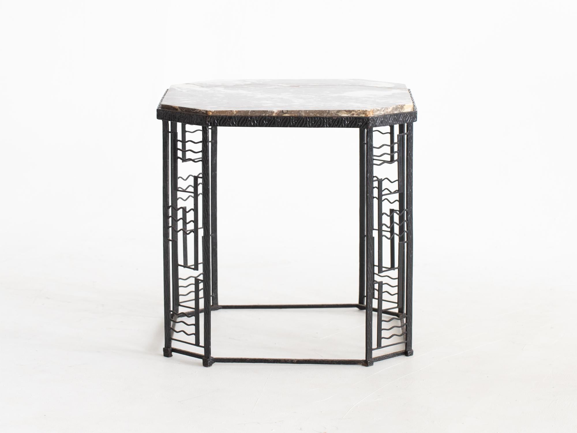 An octagonal Art Deco marble and iron side table. French, c. 1930s.

Stock ref. #2385

In good sturdy order. A filler repair to the marble top.

46 x 47 x 47 cm

18.1 x 18.5 x 18.5 
