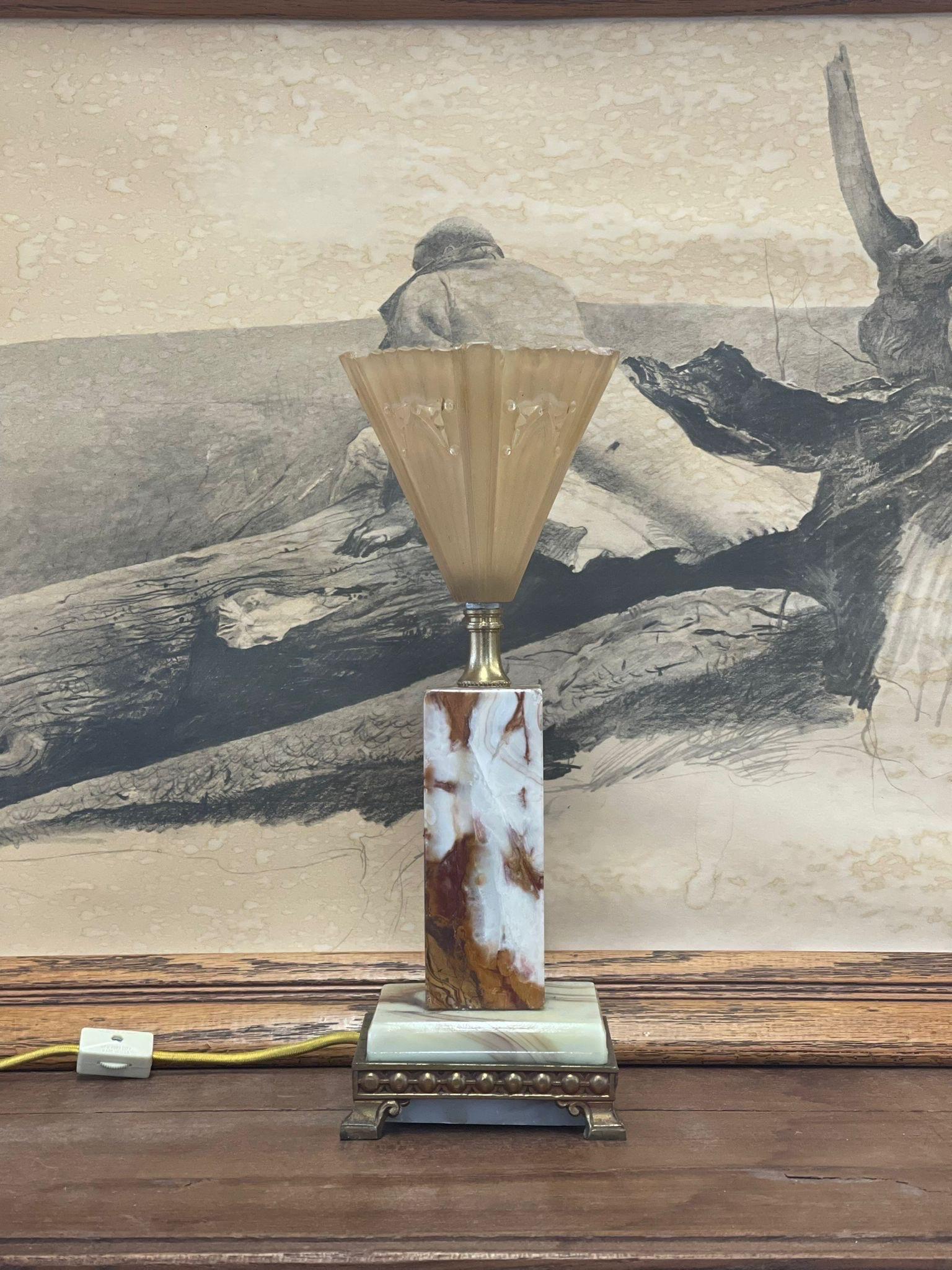 Art Deco Marmor Lampe 

Abmessungen. 4 L ; 4 B ; 12 H
