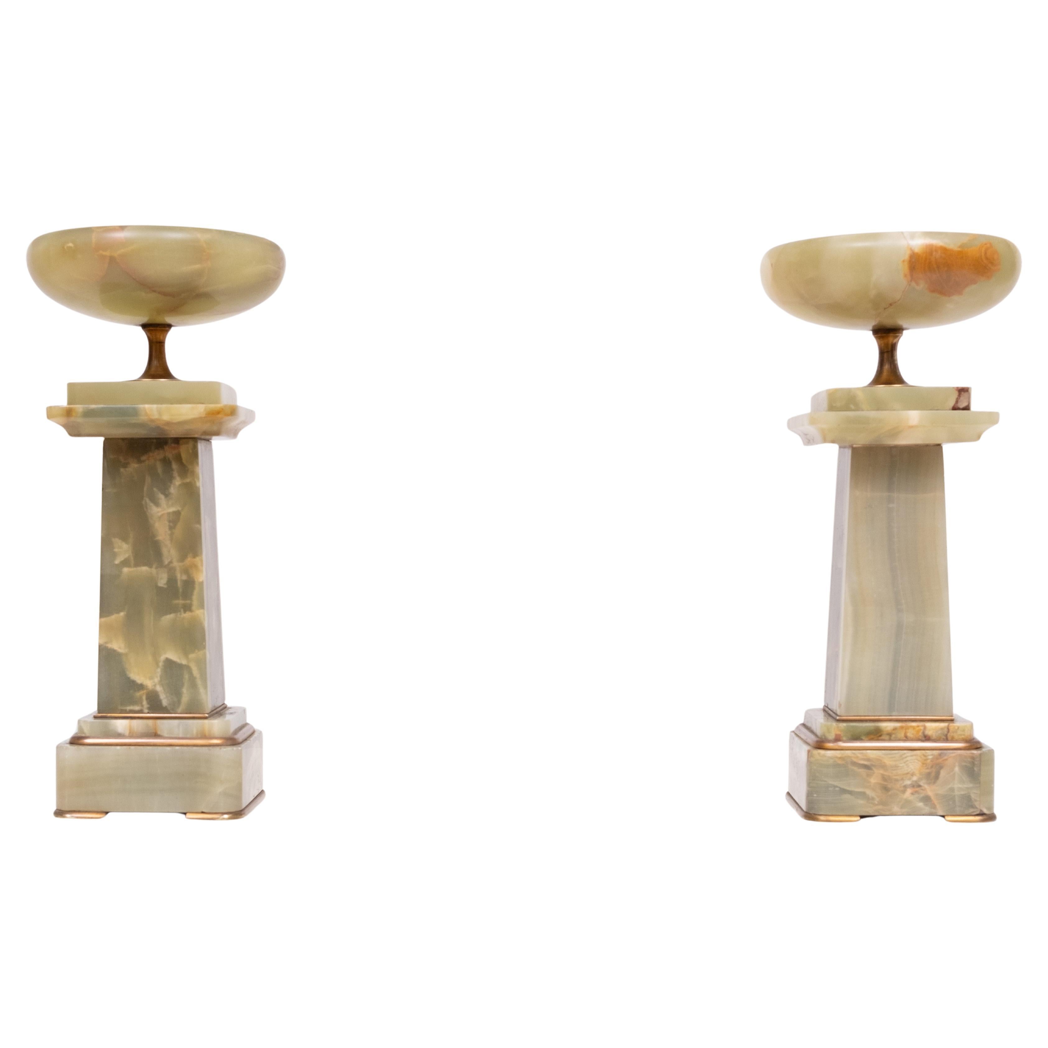 Sehr schöne Art Deco Coupes aus grünem Marmor. Uhrenornamente .
schön gemacht. Frankreich 1920er Jahre . Guter Zustand. 
Füße und Details aus Messing  Sieht toll aus auf Ihrem Kaminsims. oder einfach nur zur Dekoration. Satzpreis 650 Euro. etwas