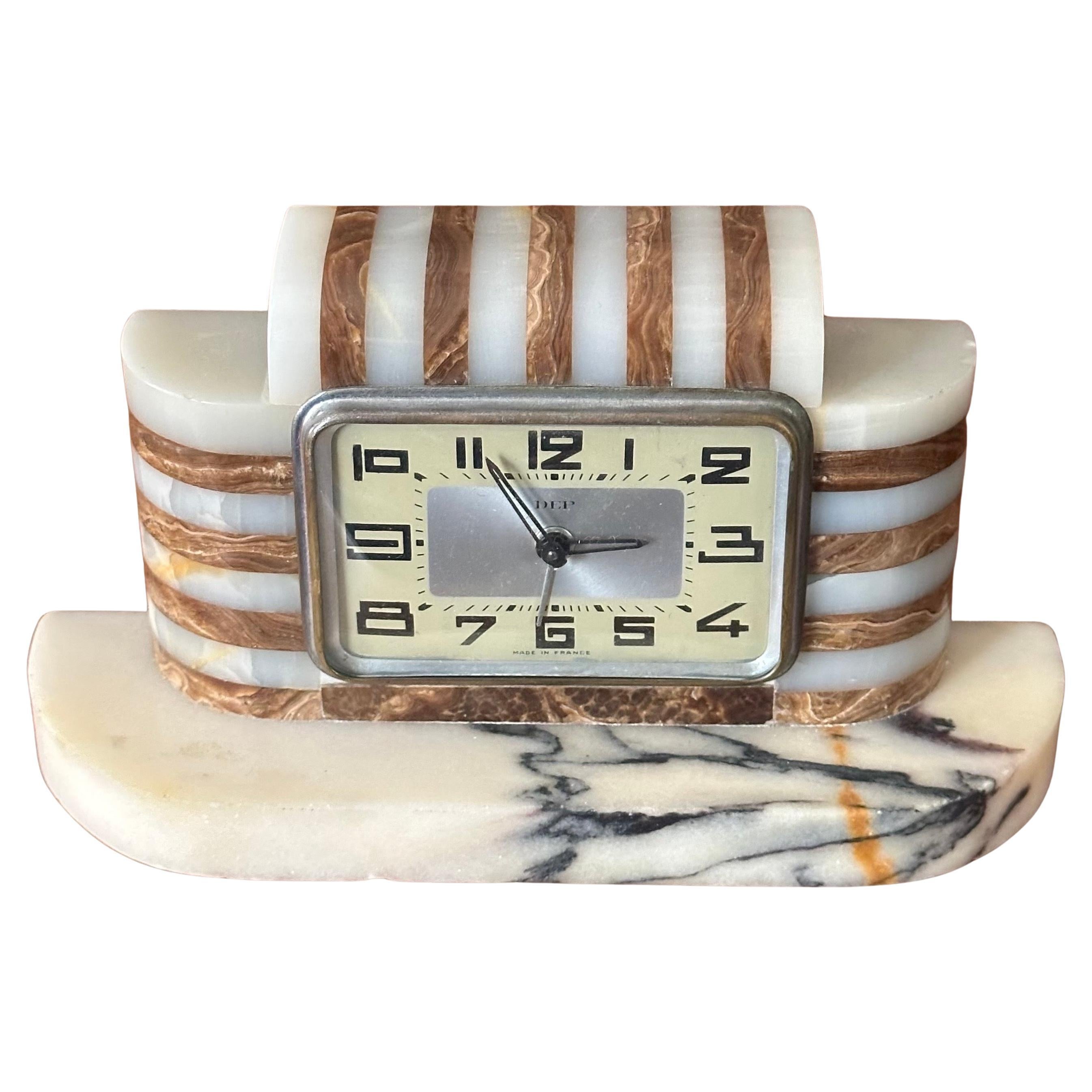 Super coole und seltene Art Deco Marmor- und Onyxuhr mit Wecker von DEP of France, ca. 1930er Jahre. Die Uhr ist in gutem Vintage-Zustand und misst 7,75 