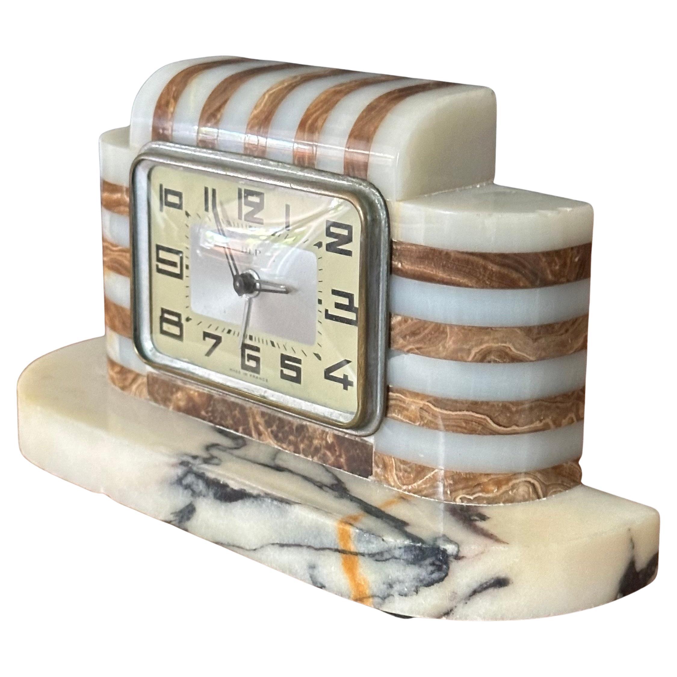 Art Deco Marmor & Onyx Wind Up Tischuhr von DEP of France (Art déco) im Angebot
