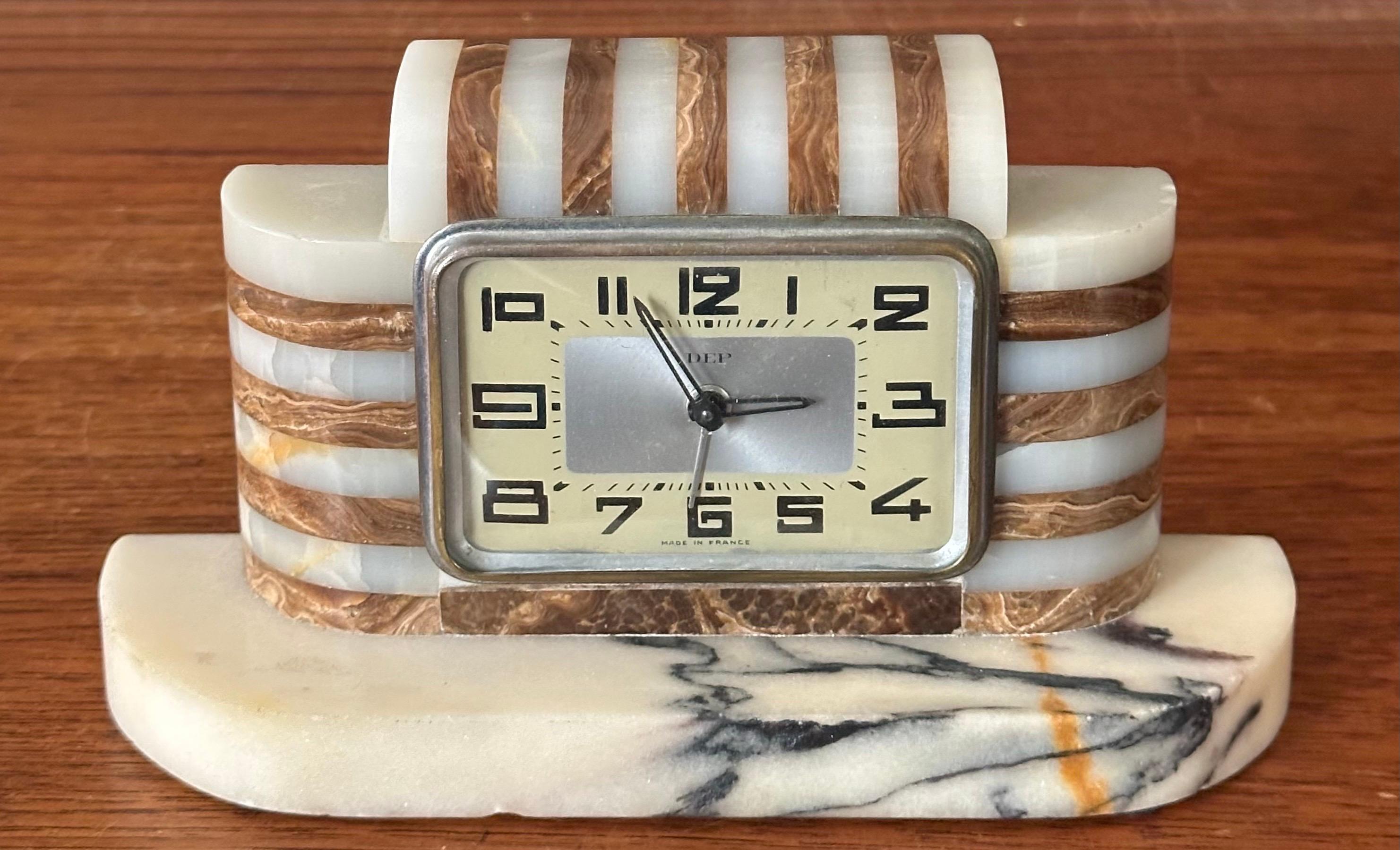 Art Deco Marmor & Onyx Wind Up Tischuhr von DEP of France (20. Jahrhundert) im Angebot