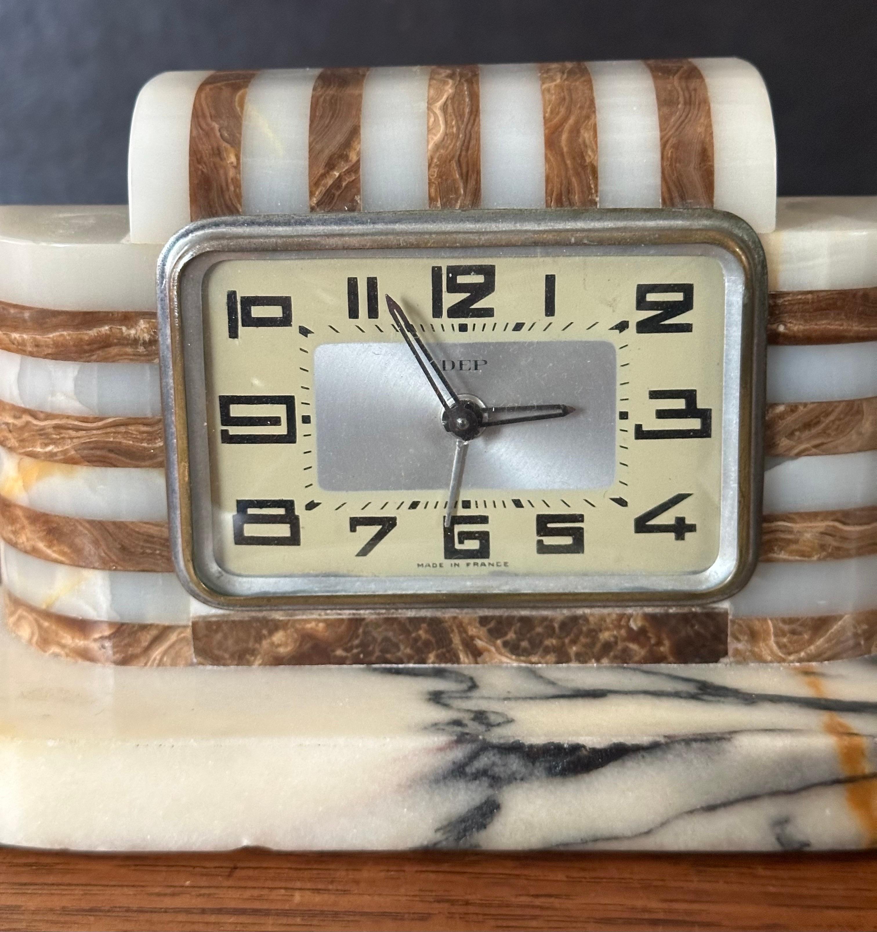 Art Deco Marmor & Onyx Wind Up Tischuhr von DEP of France (Metall) im Angebot