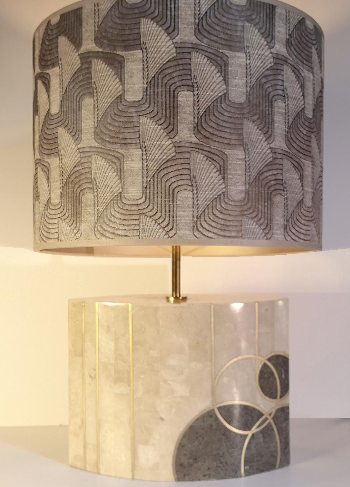 Lampe de table Art Déco en marbre avec incrustation en laiton Bon état - En vente à Rijssen, NL