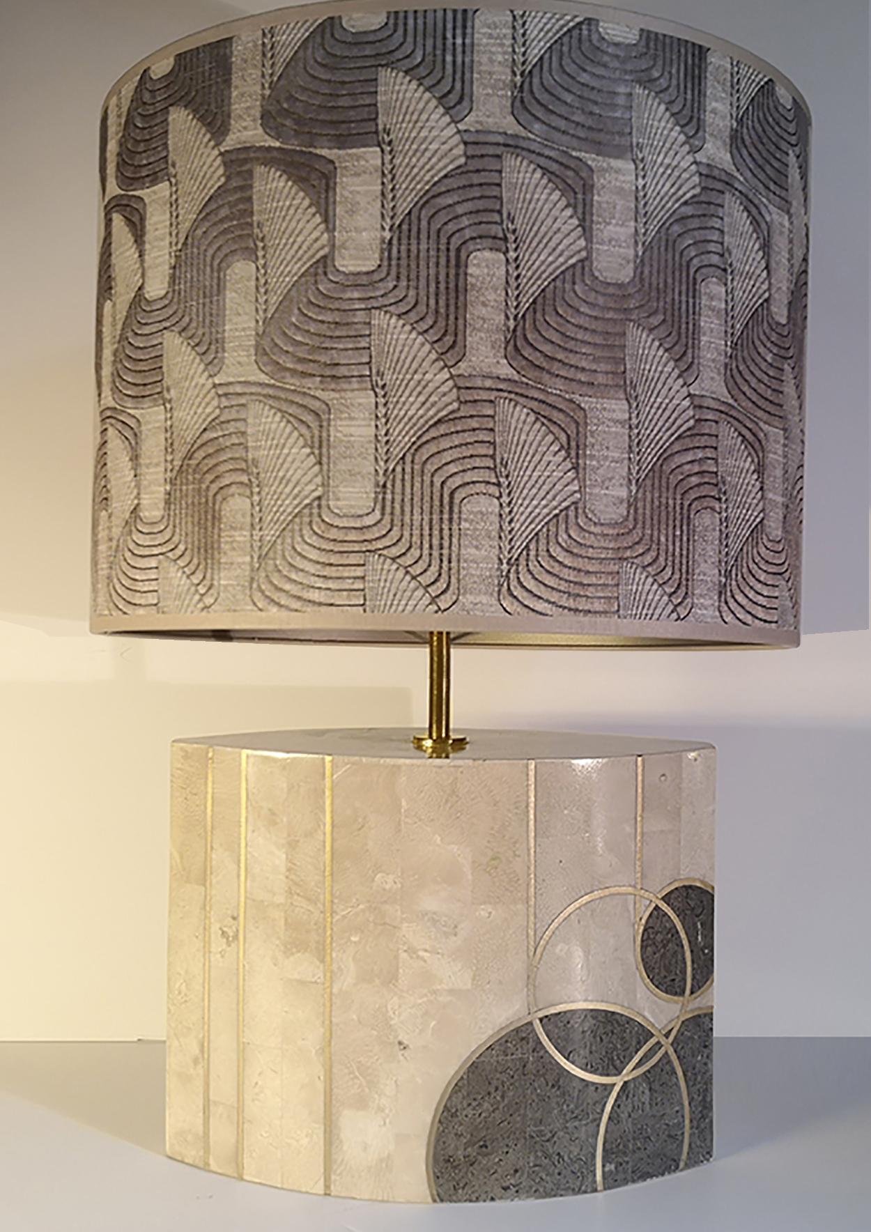 Laiton Lampe de table Art Déco en marbre avec incrustation en laiton en vente